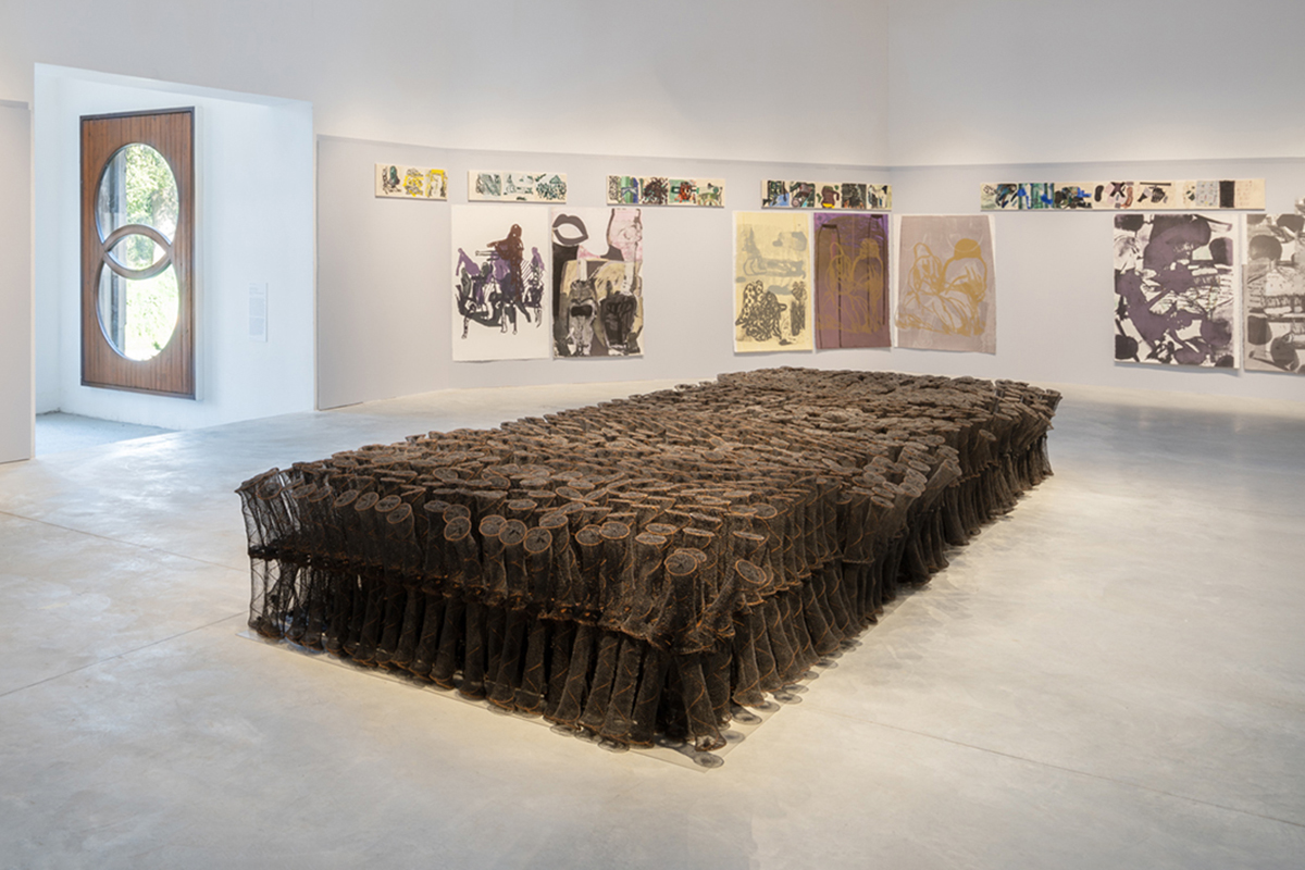 Bronwyn Katz, Gõegõe (2022) | Salvaged bedsprings, wire, pot scourers, spirits of salt and rust, 80 × 600 × 200 cm  Installation view courtesy at the 59th International Art Exhibition – La Biennale di Venezia, The Milk of Dreams | Photo by Marco Cappelletti, courtesy La Biennale di Venezia