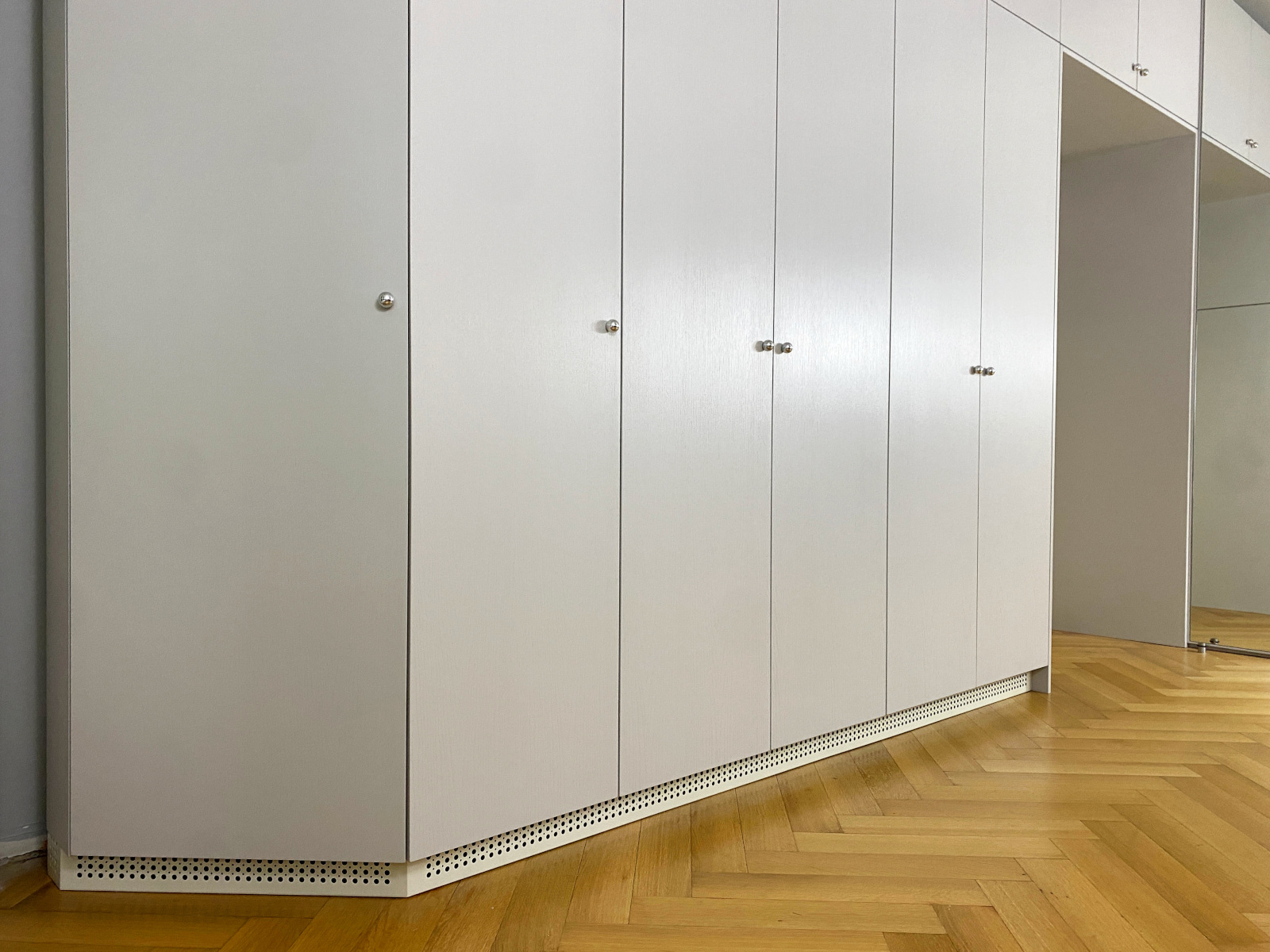  Sockelblende aus Lochblech zur Hinterlüftung des Möbels.