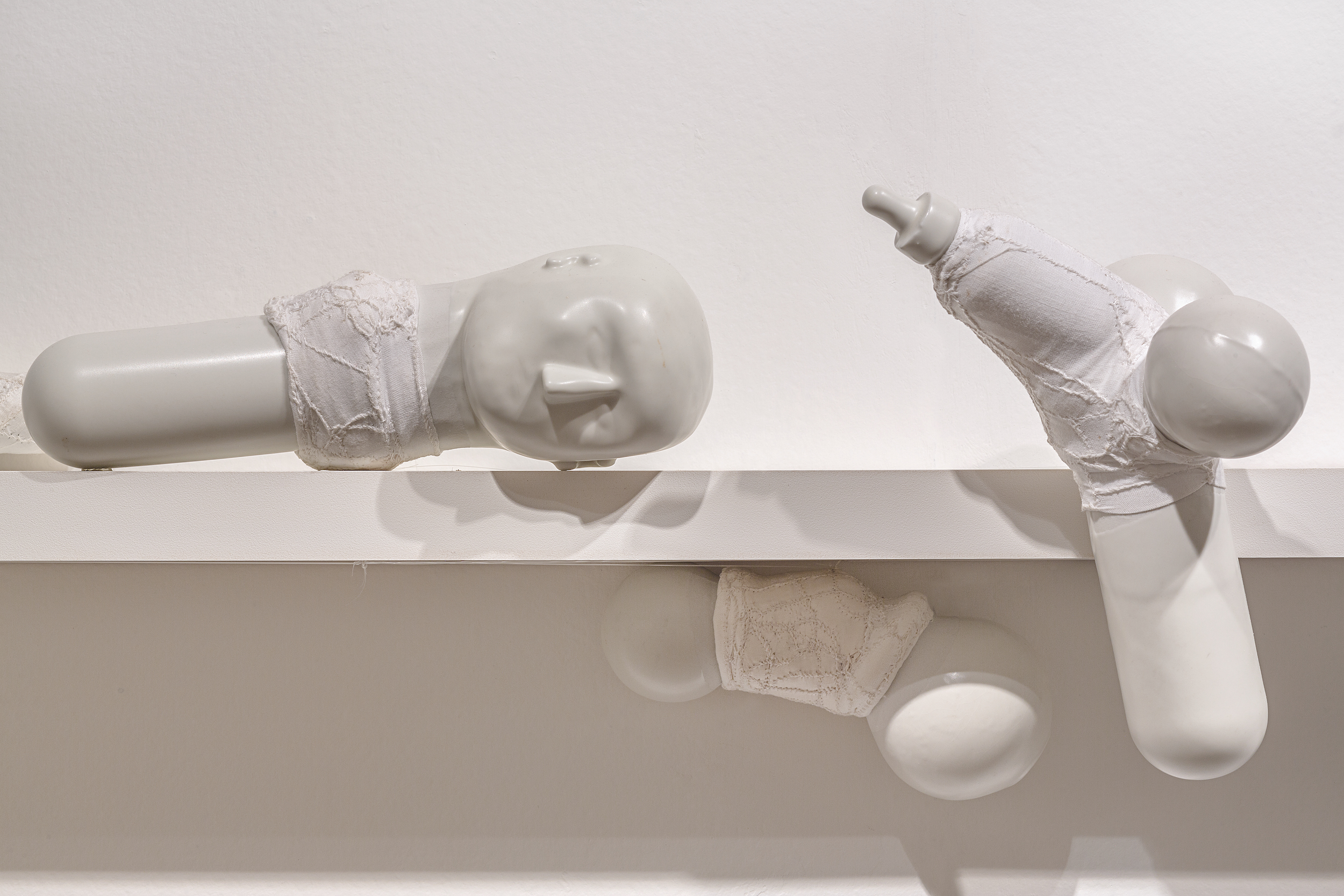  Ex-Votos, 2006/2007 (Installation detail). Glazed porcelain and various fabric embroidered with cotton threads . Sizes and dimensions variable . Célio Braga ‘Abluções’ 2016, MAC-Goiás, Brasil