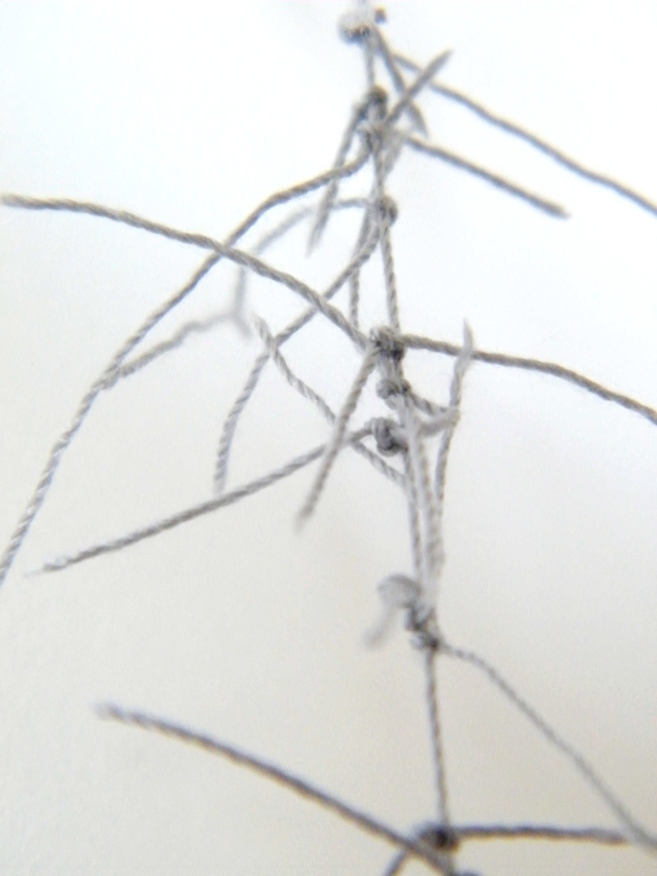 Elise Schaller, TRACES, Fadeninstallation, 2016 - Heute, 21.216 Knoten für die Vermissten und Toten im Mittelmeer (Stand : 20.6.21)