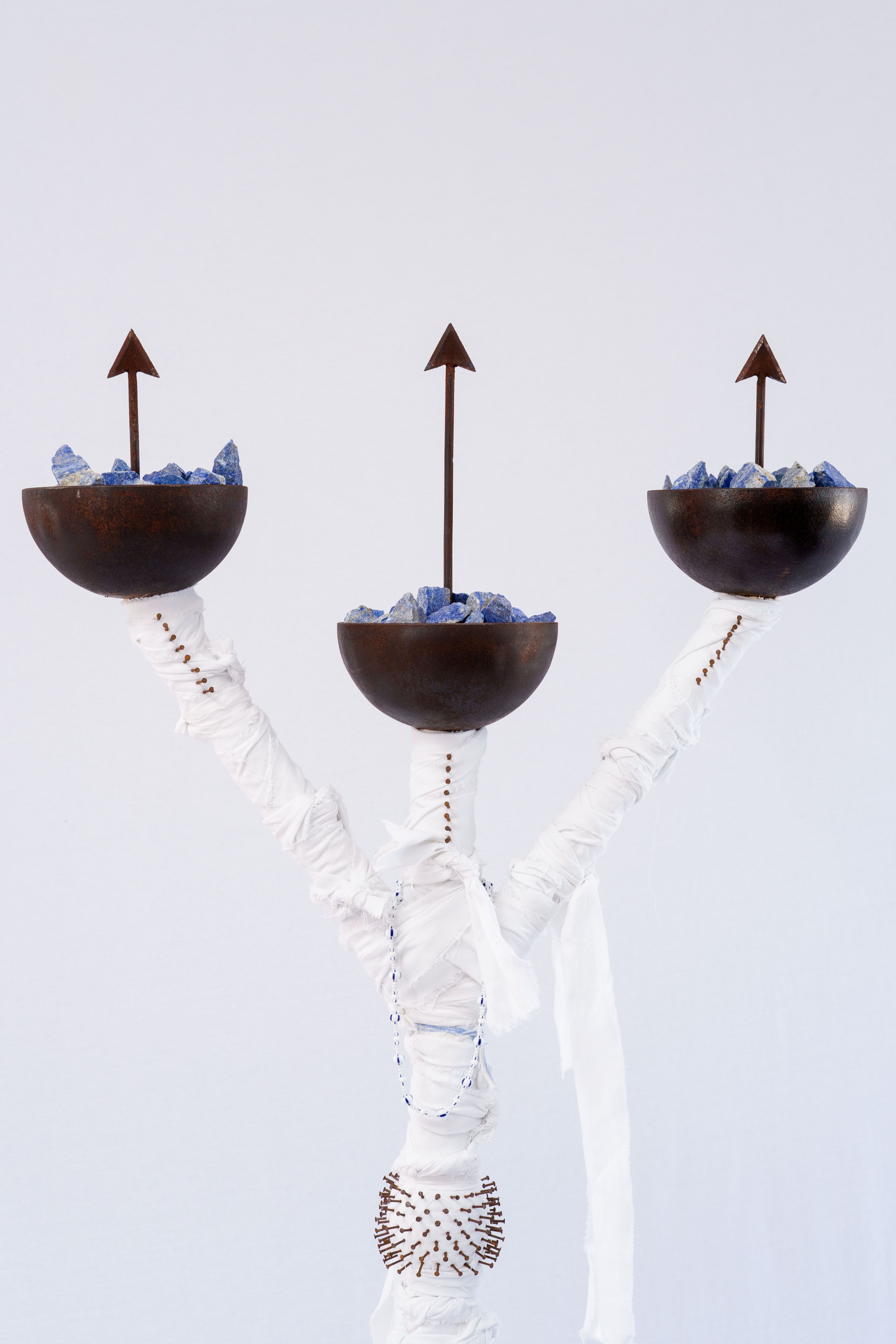 AS CONTAS DO MEU ROSÁRIO SÃO BALAS DE ARTILHARIA (6)Ferro, lápis lazuli, tecido e vidro. 137 x 20 x 20 cm. 2024