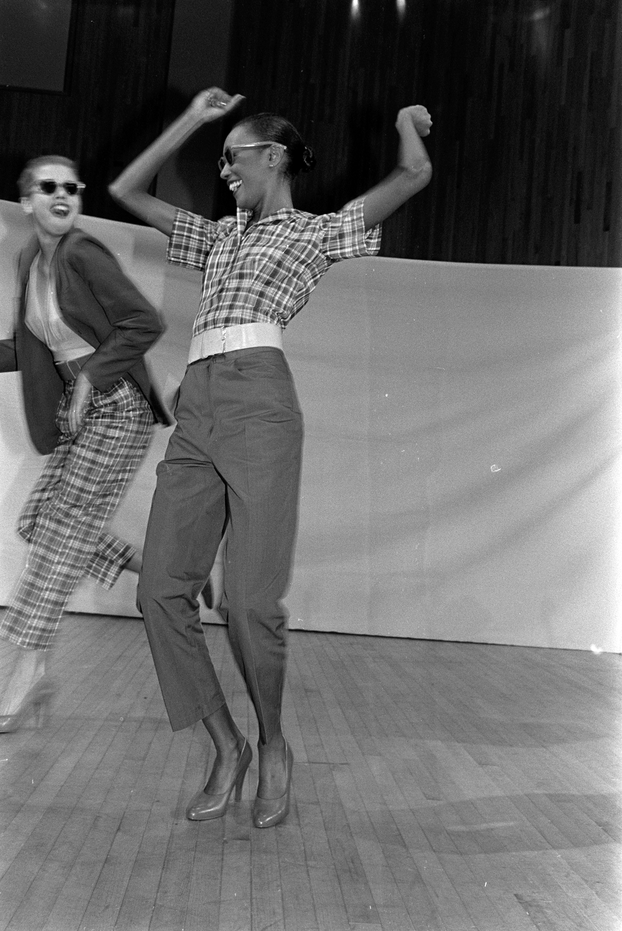 1939 Press Photo leggy fashion model in chic ensemble at Isle of