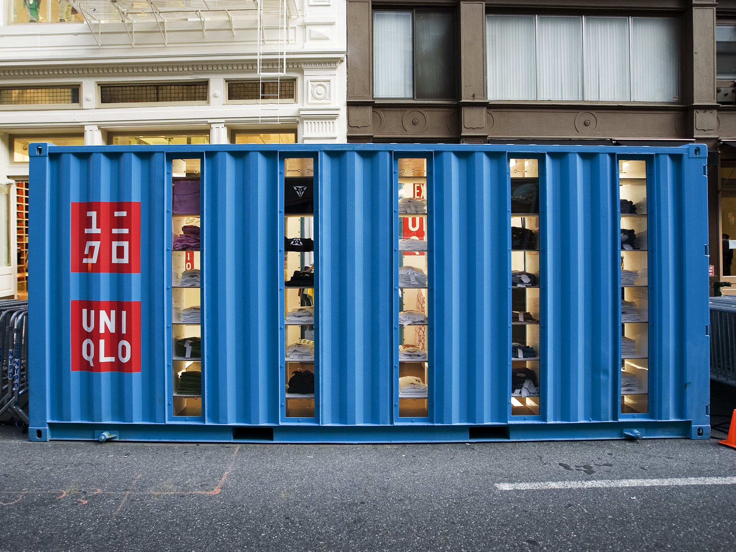 UNIQLO POP-UPS - LOT-EK ARCHITECTURE & DESIGN