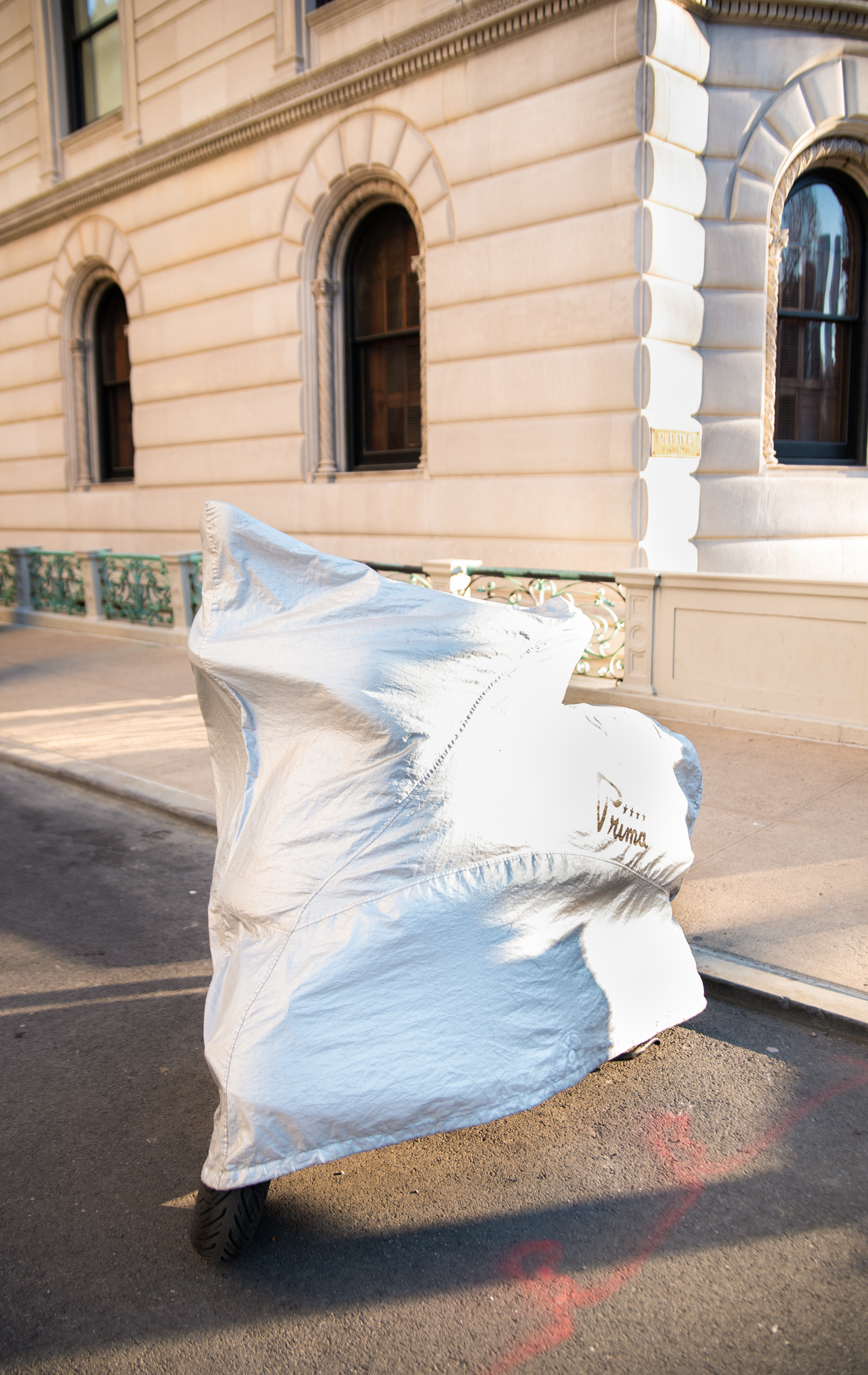 Durante grandes guerras ou crises econômicas, abrir mão de bens preciosos, frequentemente carregados de valor sentimental, como uma jóia de família, é um ato que tem um significado simbólico: uma última tentativa de sobrevivência financeira. Esse gesto é melhor compreendido ao observar a fachada de uma loja que anuncia como forma de exploração do último recurso daqueles que estão financeiramente fragilizados. Exploração mascarada de demanda e, ao mesmo tempo, a única oferta disponível: "compramos o seu bem de família, pelo menor preço possível, porque você não tem outra escolha no momento". Tendo esse gesto como premissa simbólica, resolvi documentar como a propaganda de rua parece ter o poder de determinar o que as pessoas podem aspirar e esperar para as suas próprias vidas. Durante o período que morei em Nova York, caminhando entre os bairros ricos de Manhattan e os considerados periféricos no Queens, me deparei com todo tipo de anúncios de rua, fachadas comerciais, produtos e serviços dispostos nas vitrines das lojas. Cada um desses anúncios carregados de representações visuais e simbolismos que permeavam as escolhas individuais dos residentes daquelas regiões. Com “We buy gold”, não pretendo criar situações comparativas, mas refletir sobre as características socioeconomicas de bairros periféricos e de classe média alta, por meio das escolhas de expressão de suas identidades, diversidades e "necessidades". Ao apresentar esta pesquisa visual, espero revelar uma das nuances do capitalismo e da linguagem do consumo como o principal influenciador no processo de tomada de decisão dos indivíduos.