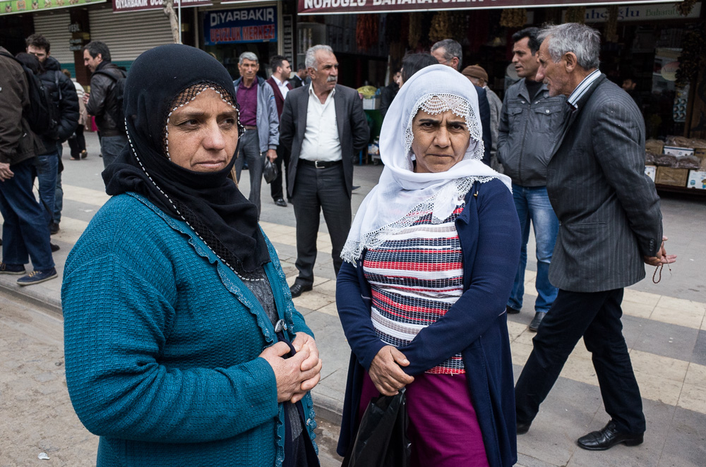Diyarbakir (Amed), Quartier de Sur. Rue Gazi. Ces femmes attendent la restitution des corps de membres de leurs familles tu&eacute;s durant les combats. L'&eacute;tat, via le bureau du gouverneur, refuse de rendre les corps sous pr&eacute;texte que les personnes tu&eacute;es &eacute;taient des terroristes. Quand bien m&ecirc;me certains n'&eacute;taient que des enfants, adolescents, ou d'autres des personnes &acirc;g&eacute;es.