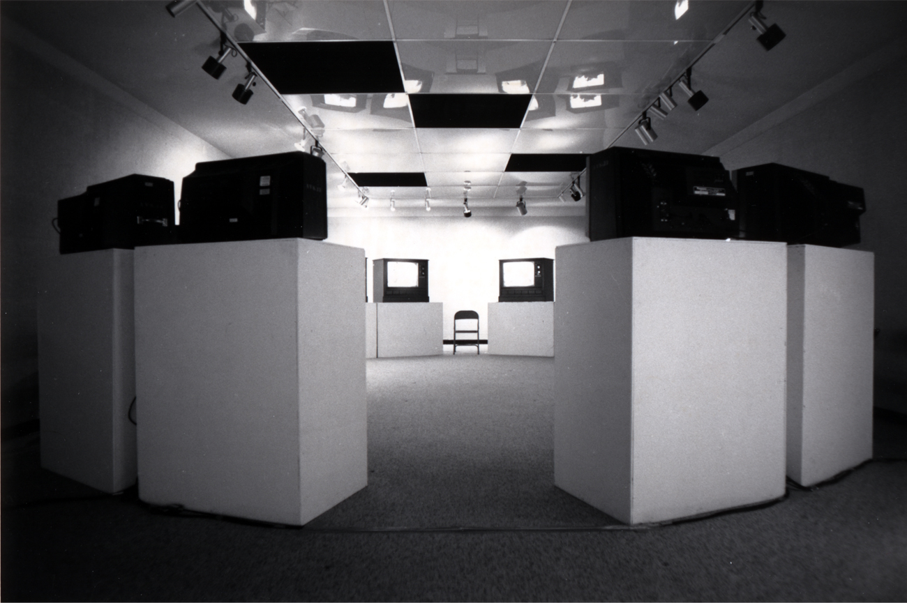 Juan DowneyCircle of Fires, 1979Video instalación, video de dos canales, ocho monitoresDimensiones variables