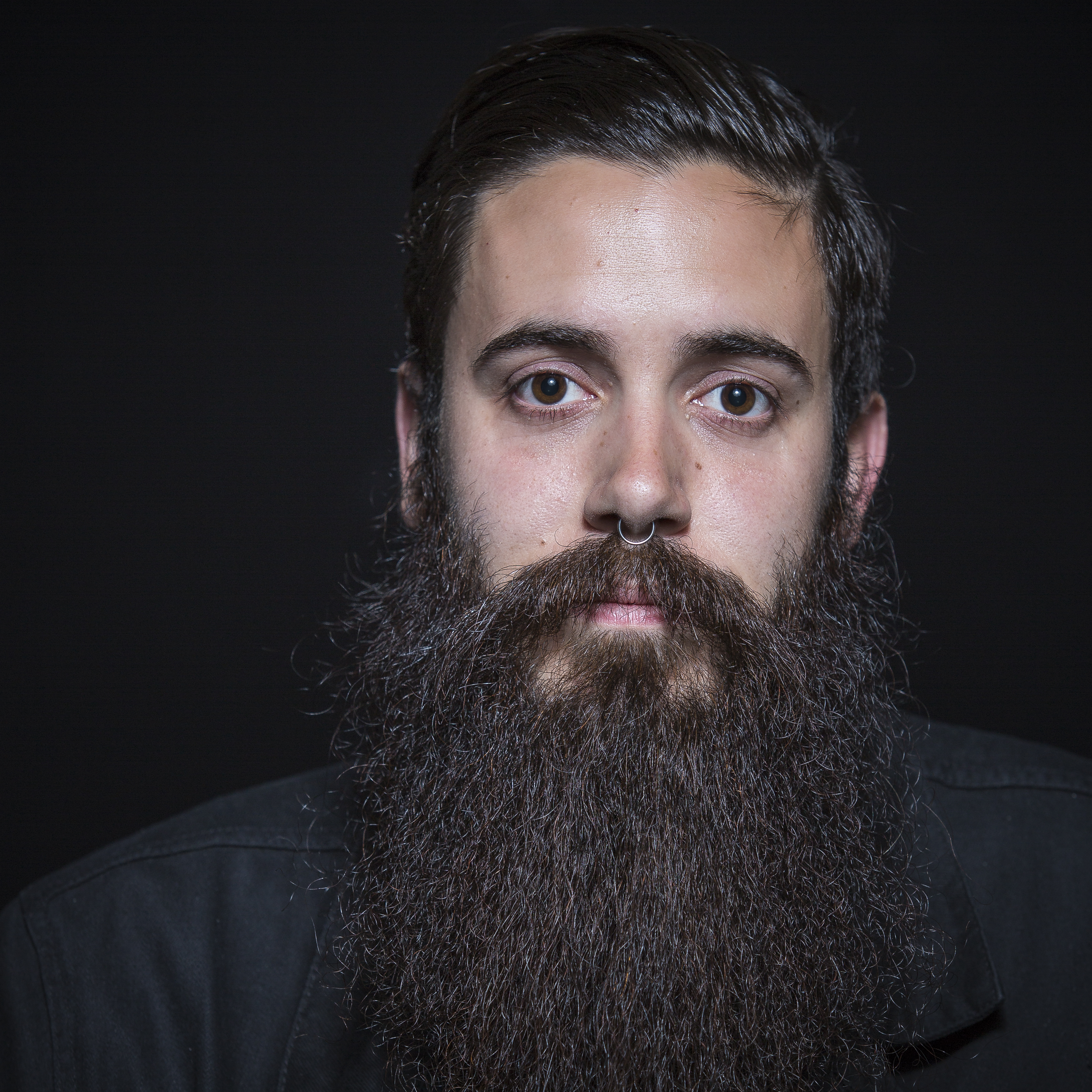 Professzionális portré fotózás szakállas férfiről