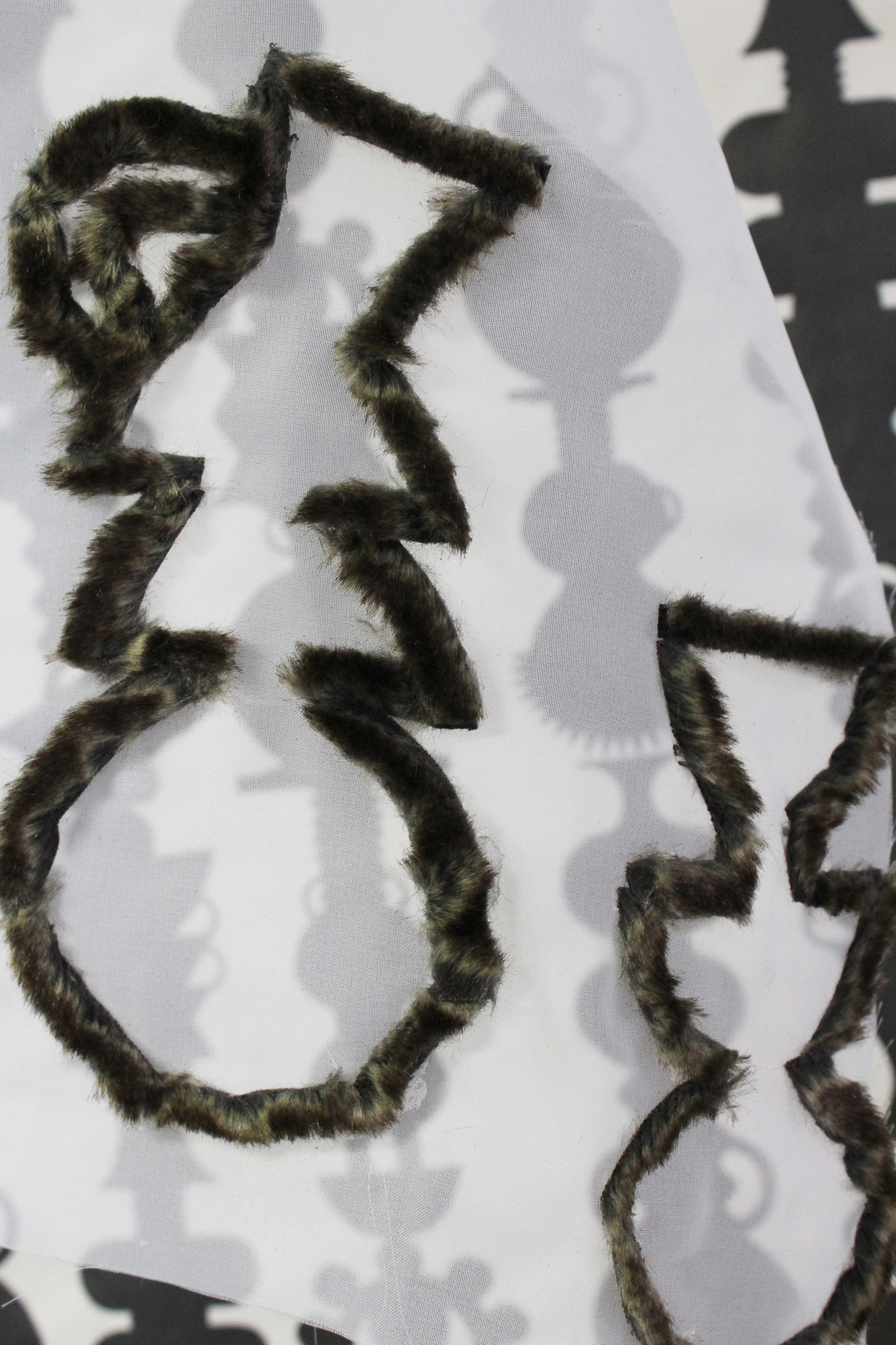 RECHERCHES ET PROTOTYPES. VOILE DE POLYESTER ET FAUSSE FOURRURE.