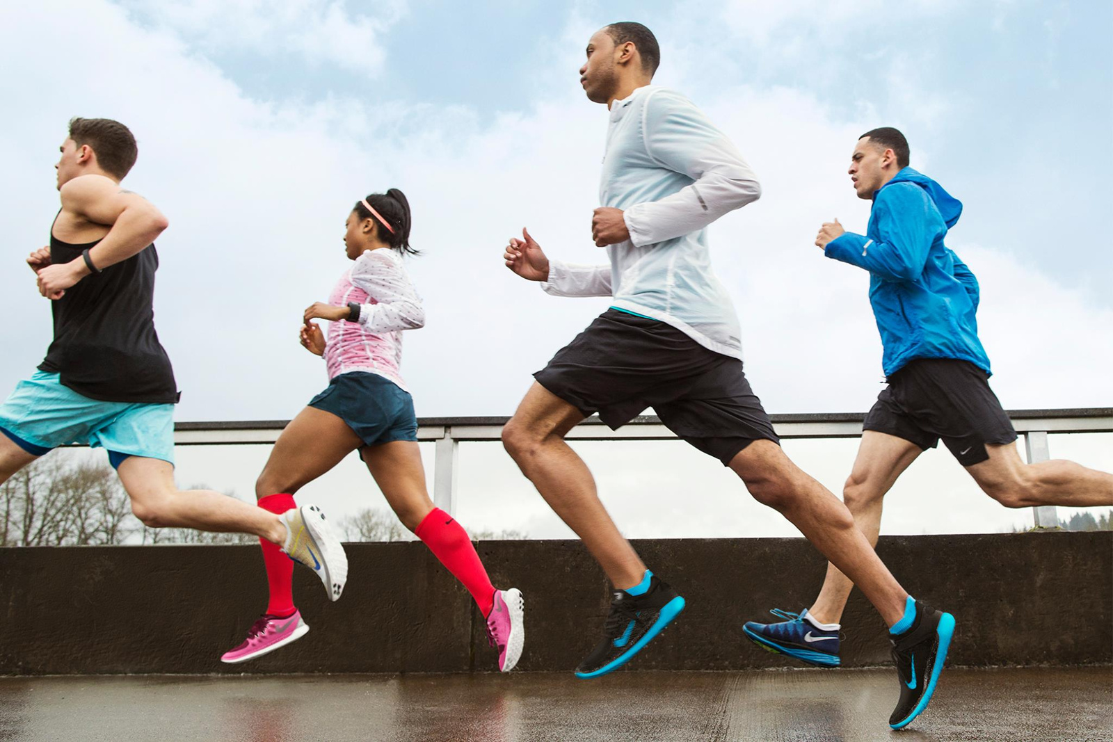 Бежать четверо. Nike Running. Nike Running бег. Nike Run пробежка. Бегущий человек.