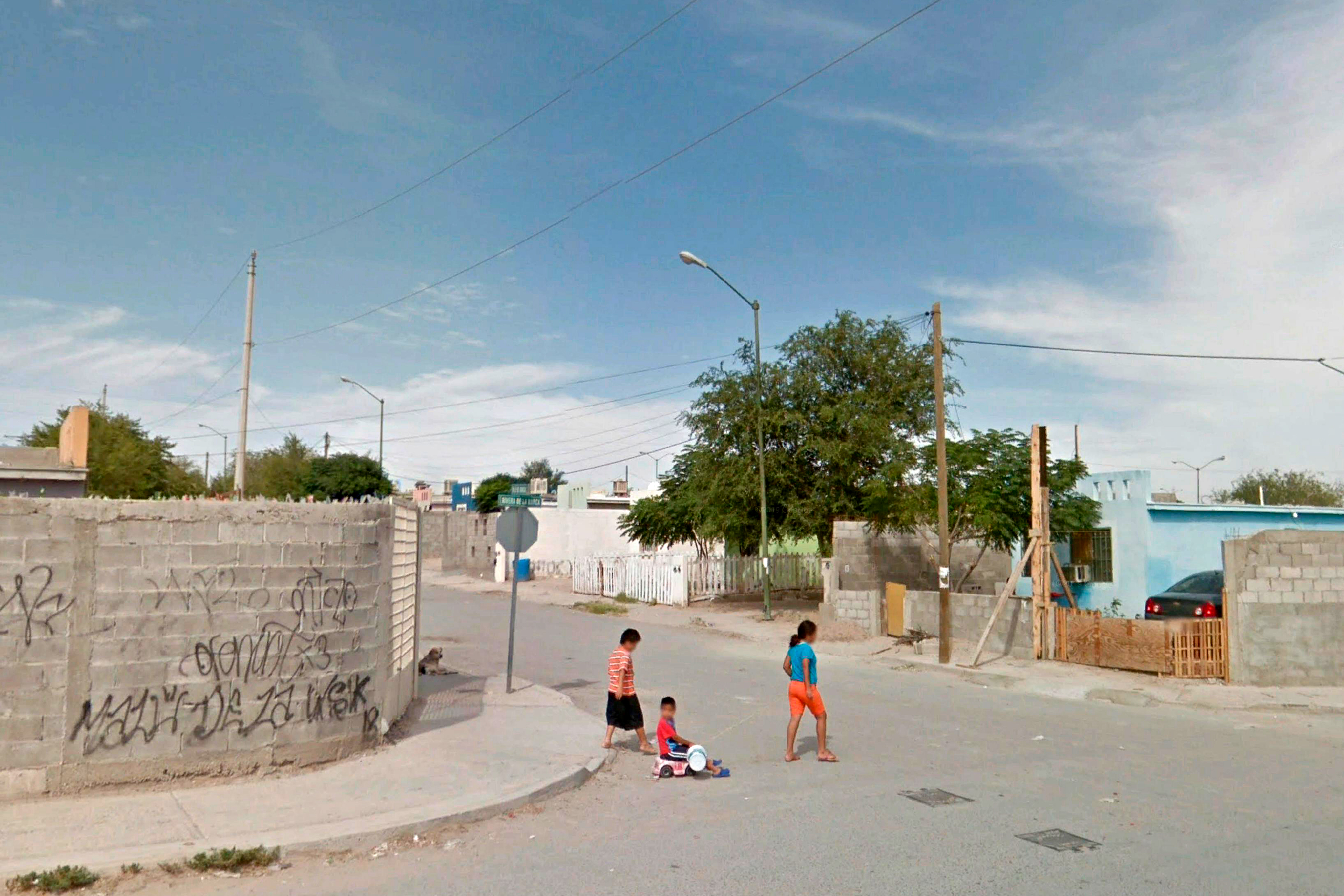 Rivera de la Barca. 3 niños caminando por las calles de Ciudad Juárez.