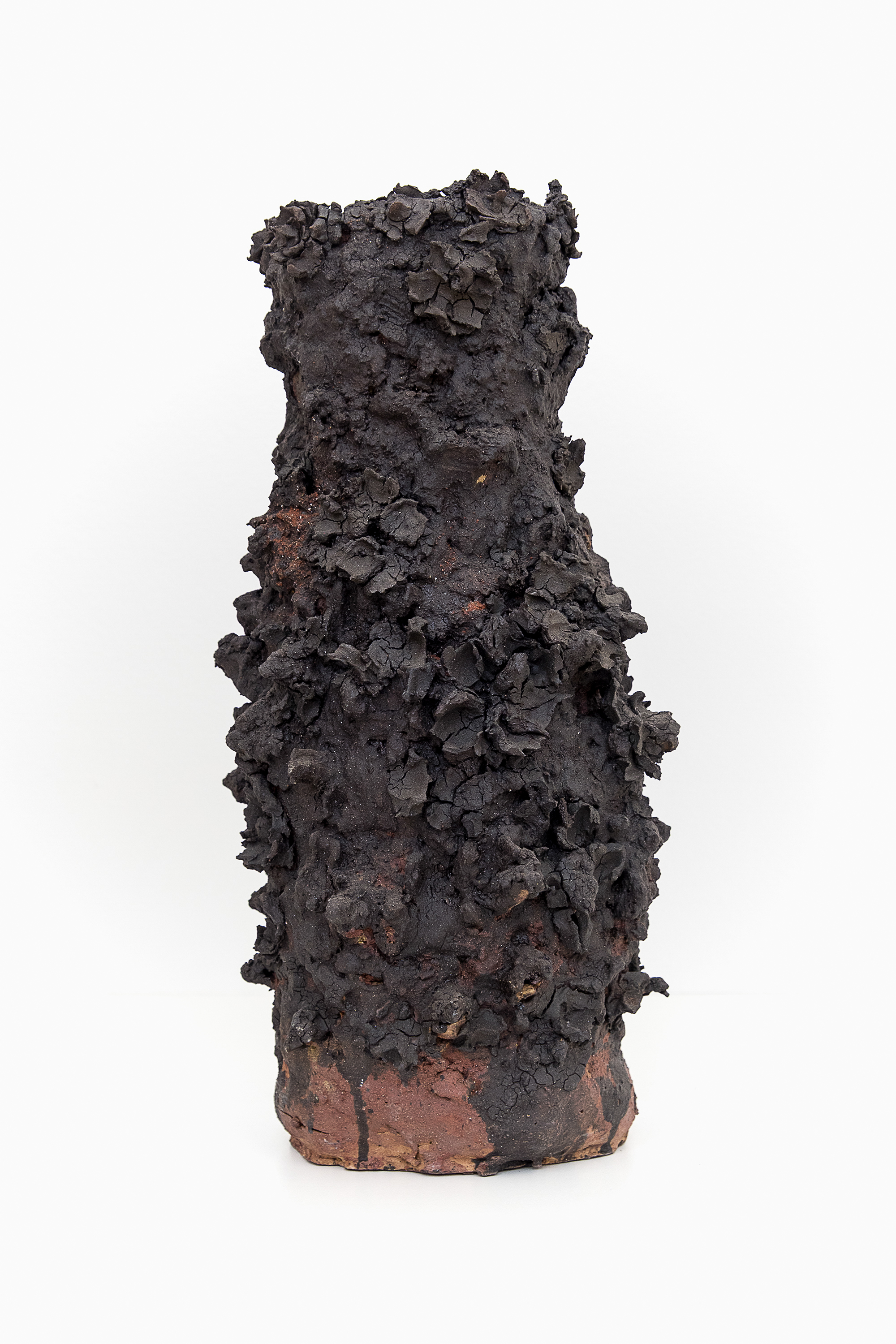 Belinda Blignaut, Untitled (2018) | Wild clay, ground minerals, shards of exploded works ; approx. 47 x 20 x 19 cm