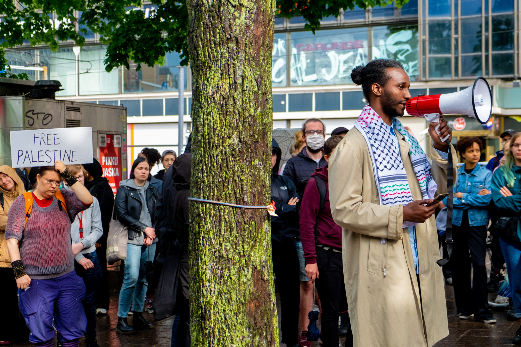 Vasemmistonuorten puheenjohtaja Liban Sheikh pitää puhetta mielenosoituksessa, joka vastusti palestiinalaisalueiden laitonta haltuunottoa. Lasipalatsi, Helsinki 30.6.2020. 