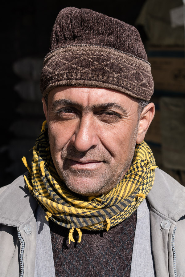 Village de Zale, Kurdistan, Irak Abbas a 47 ans, il vient du village de Serdesht, en Iran. &laquo; Nos anc&ecirc;tres faisaient d&eacute;j&agrave; ce travail, certains jusqu&rsquo;&agrave; l&rsquo;&acirc;ge de 80 ans. Parfois l&eacute;galement, parfois ill&eacute;galement. J'ai commenc&eacute; &agrave; 16 ans. Mes enfants font la m&ecirc;me chose. Des deux c&ocirc;t&eacute;s de la fronti&egrave;re, on vit de &ccedil;a. Une charge &agrave; dos de cheval permet de gagner 75 000 toman [&agrave; peine 22$ ; souvent, un karwanji poss&egrave;de deux animaux]. Il y a environ 2h de route jusqu&rsquo;au point de d&eacute;chargement et &agrave; chaque passage, les douanes iraniennes inspectent les colis. Les marchandises sont ensuite envoy&eacute;es dans les bazars des grandes villes, Urmia, Tabriz, Tehran m&ecirc;me. Parfois la fronti&egrave;re est ferm&eacute;e, et alors on se retrouve au ch&ocirc;mage. Dans mon village, 4 ou 5 familles font ce travail. Les autres sont au ch&ocirc;mage. On travaille toute l&rsquo;ann&eacute;e, par tous les temps.&raquo;