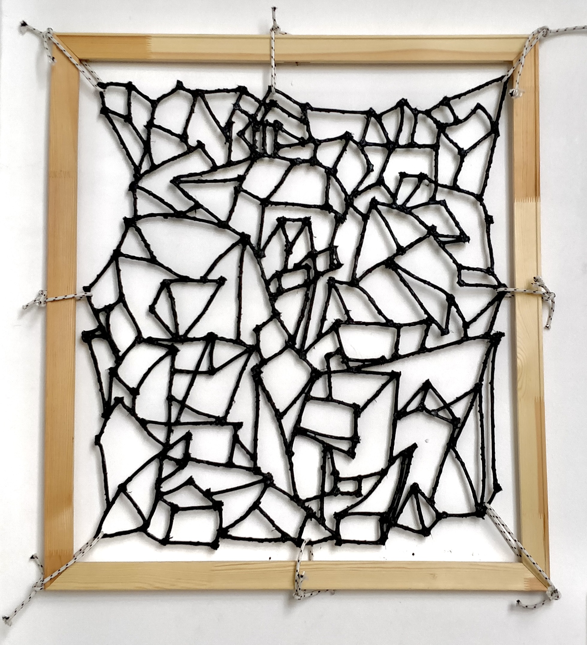 a new tennant (2022) , acrylic on nylon climbing rope , 90 x 90cm 