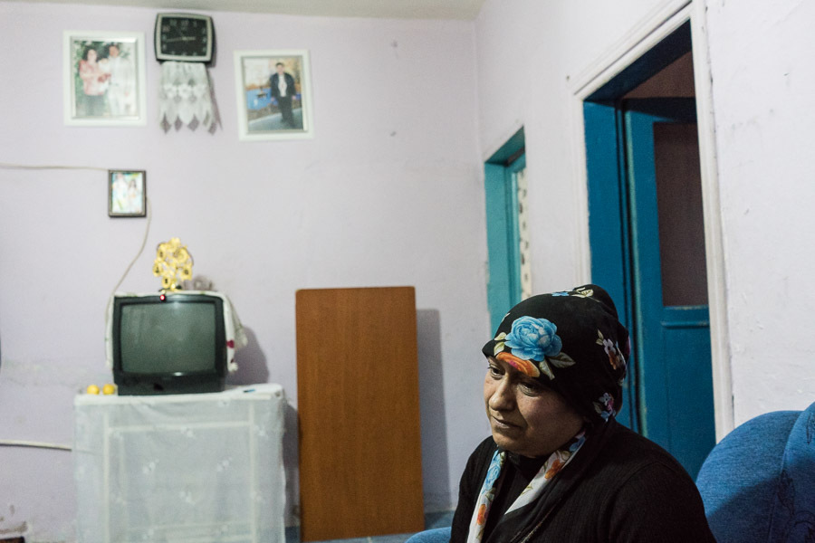 Quartier de Bayramtepe, Istanbul. "Vous voulez vraiment r&eacute;ouvrir mes plaies" demande S&uuml;reyya, originaire de Sheikh Maqsoud &agrave; Alep. Son mari est d&eacute;c&eacute;d&eacute; deux mois et demi plus tot suite aux blessuresre&ccedil;ues lors d'un bombardement. Il avait &eacute;t&eacute; transport&eacute; &agrave; Kilis, en Turquie pour se faire soigner. Apr&egrave;s sa mort, S&uuml;reya a d&eacute;cid&eacute;de se rendre &agrave; Istanbul avec sa fille et ses trois fils. L'un d'eux, &acirc;g&eacute; de 15 ans et handicap&eacute; suite &agrave; une attaque est maintenant en Allemagne. Elle survit tant bien que mal gr&acirc;ce au travail de ses autres enfants.