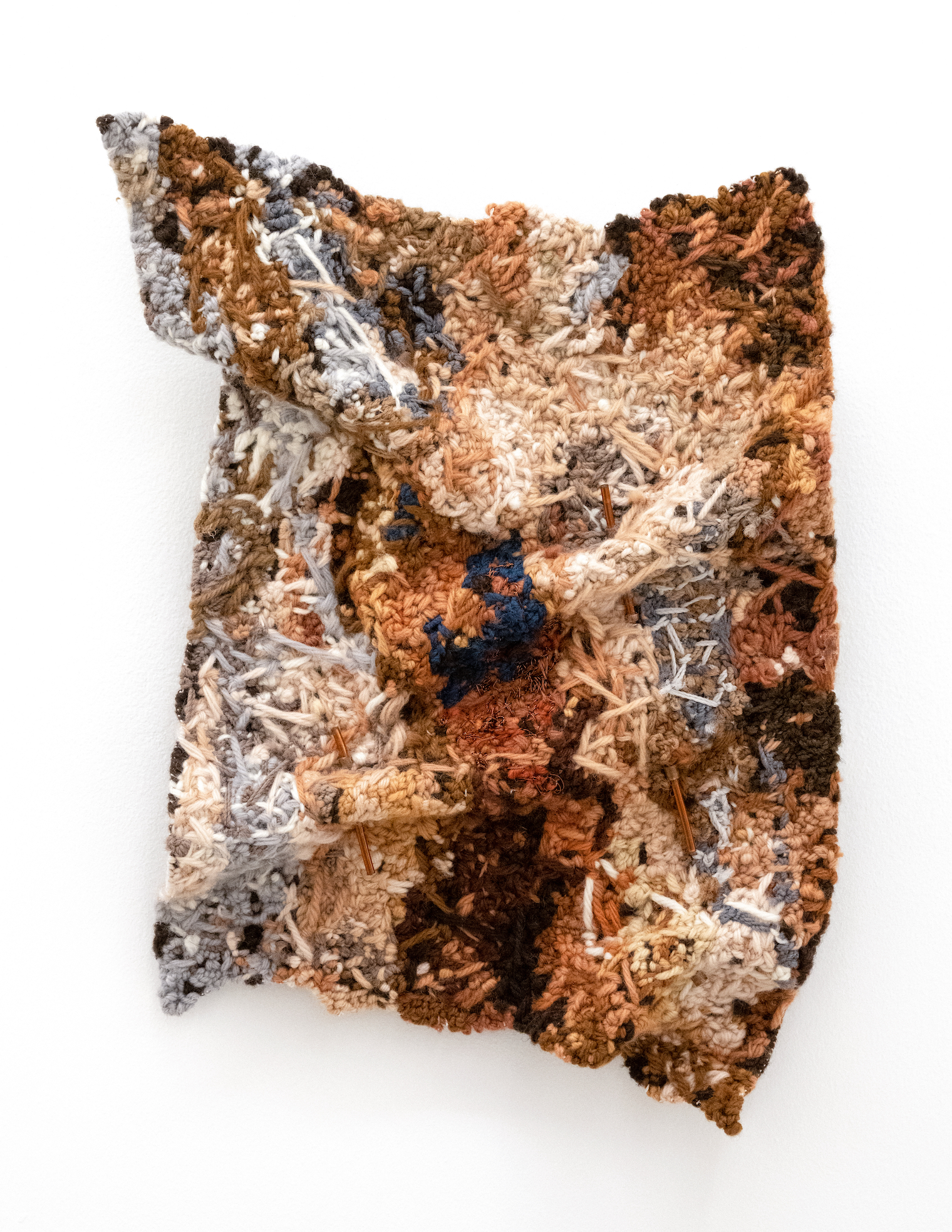 Luiz Fernando Dantas, 'Corpo #3', 2022, tapeçaria em lã, fios e cabos de cobre, 44 x 37 x 5 cm
