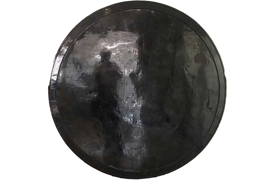 Alejandra PrietoEspejo Carbón Cóncavo, 2016Carbón mineral extraído de Curanilahue, resina y acero220 cm diámetro x 13 cm de espesor