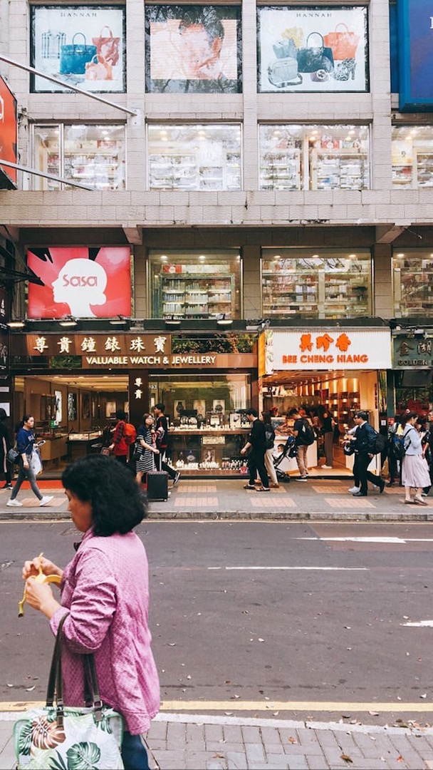 Passing strangers in Tsim Sha Tsui © Yoshika Kon