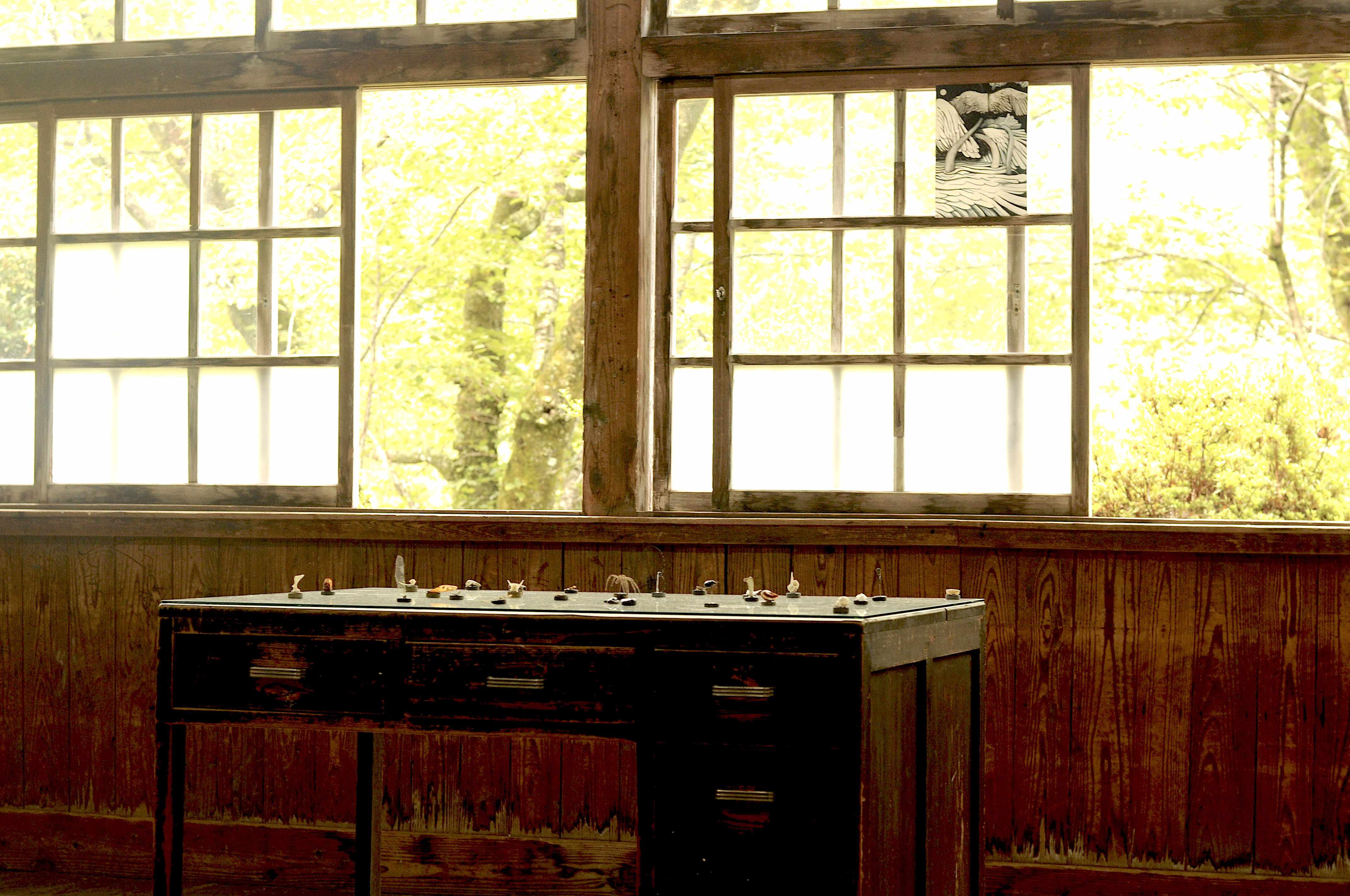 Out there Looking at Things, Bones, Feathers, Chitin, Stone, Glas and Watercolor on Paper, 104x94cm, 2022