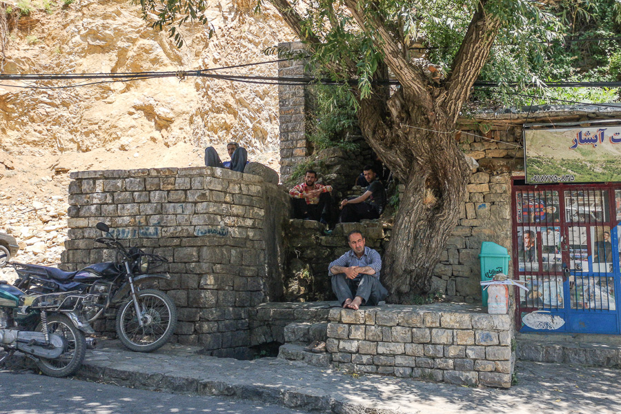R&eacute;gion de Hewraman, Kurdistan e Rojhelat, &eacute;t&eacute; 2019. Quand les soldats font passer le mot que le passage de la fronti&egrave;re est interdit, la majorit&eacute; des habitant.e.s des villages de la r&eacute;gion se retrouvent sans activit&eacute;.