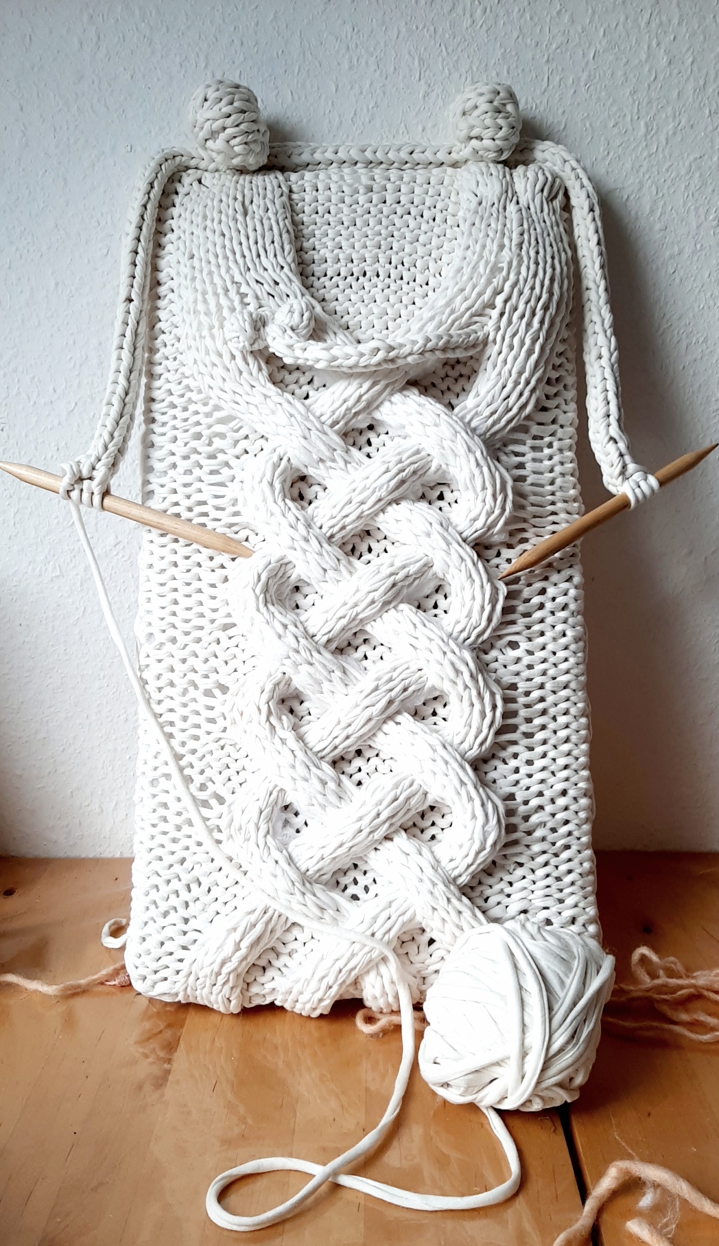 Entwined — 35cm x 50cm Cotton handknitted — 650 €