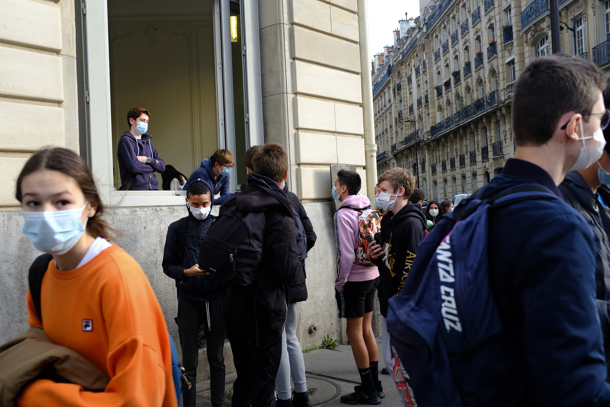Philippe-Sarfati-reportage-photography-photographer-street-documentary-photojournalism-photojournalist-covid-19-pandemic-children-school-street-paris-france-courcelles-afraid-eyes