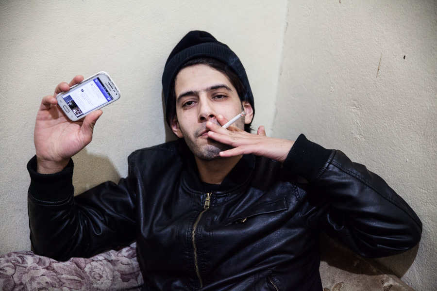 Beddawi refugee camp, north Lebanon, Tripoli Abu el Mot et son portable sur facebook. 