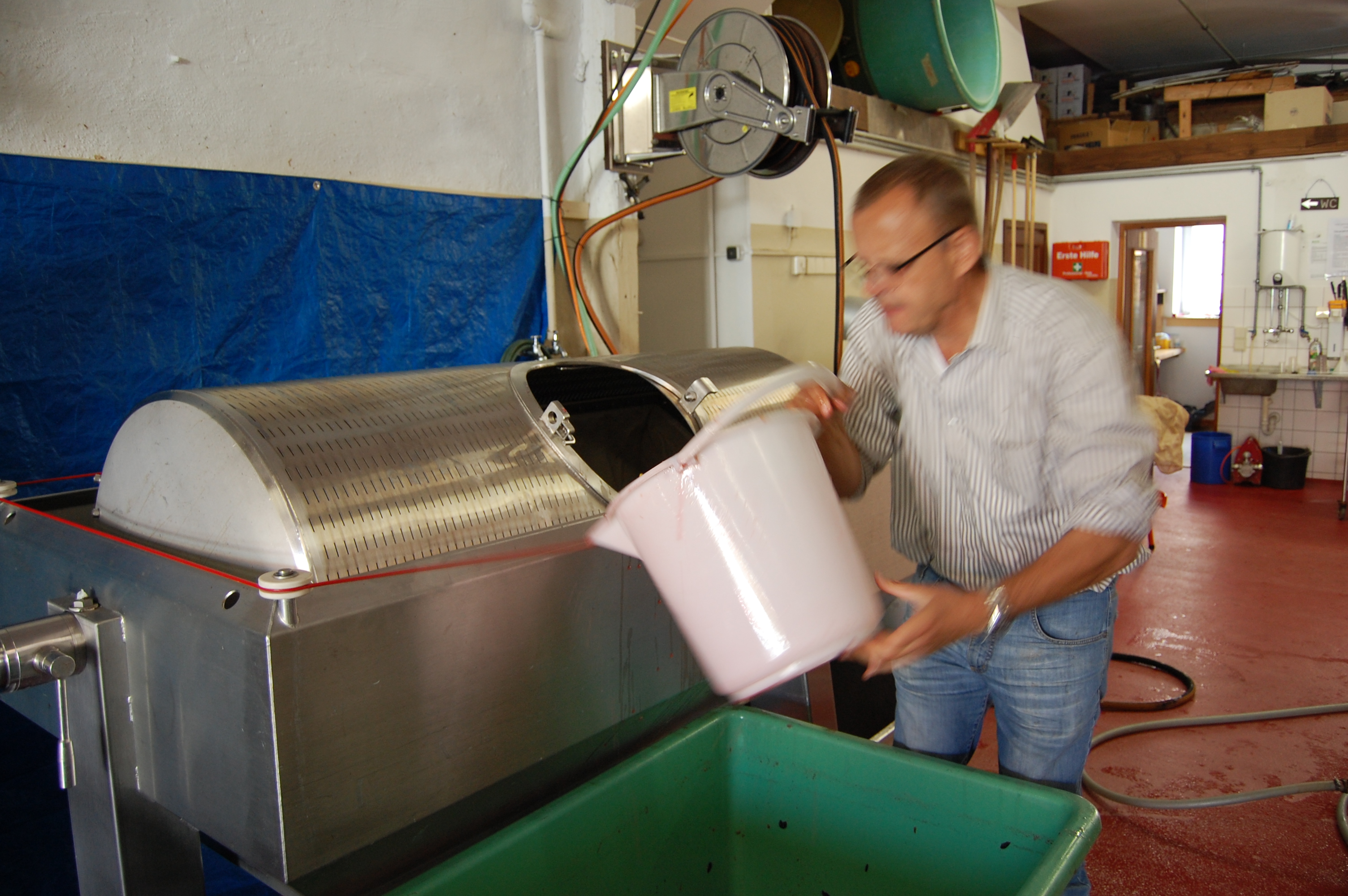 Maische wird in die Presse verfrachtet