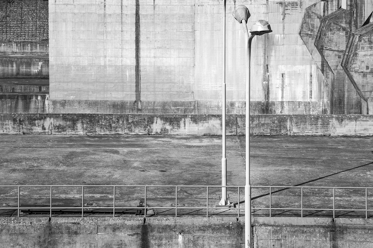 carina martins, hub-structures - fotografia a preto e branco de candeeiros numa barragem