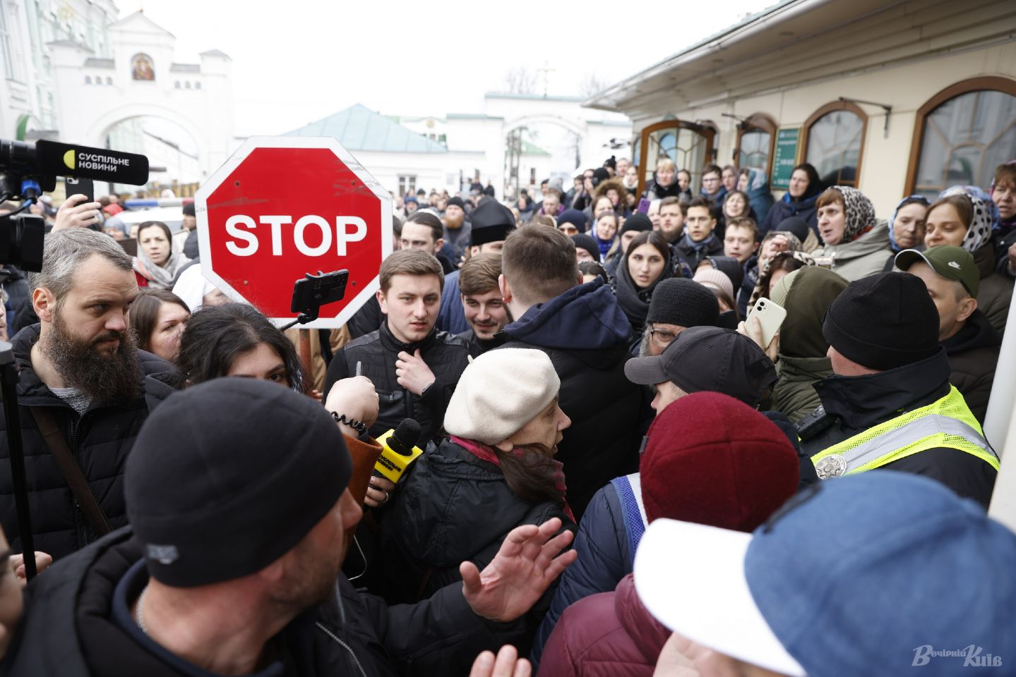 Акція протесту біля Києво-Печерської лаври 31 березня 2023 року. З одного боку — активісти, які вимагають, щоб комісію Мінкульта з приймання-передачі державного майна пустили до храмового комплексу, а УПЦ (МП) покинула лавру, з іншого — віряни та ченці, що виступають проти виселення. (Вечірній Київ/Борис Корпусенко)