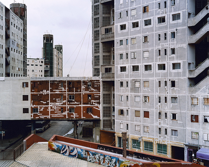 Zona Sur Barrio piedra buena, buenos aires 2000 - 2010. Paisaje #027, 2006 Edition: 3 numbered copies + 2 AP Inkjet print pigmentaries Fine Art 100 x 120 – 54 x 66 cm.