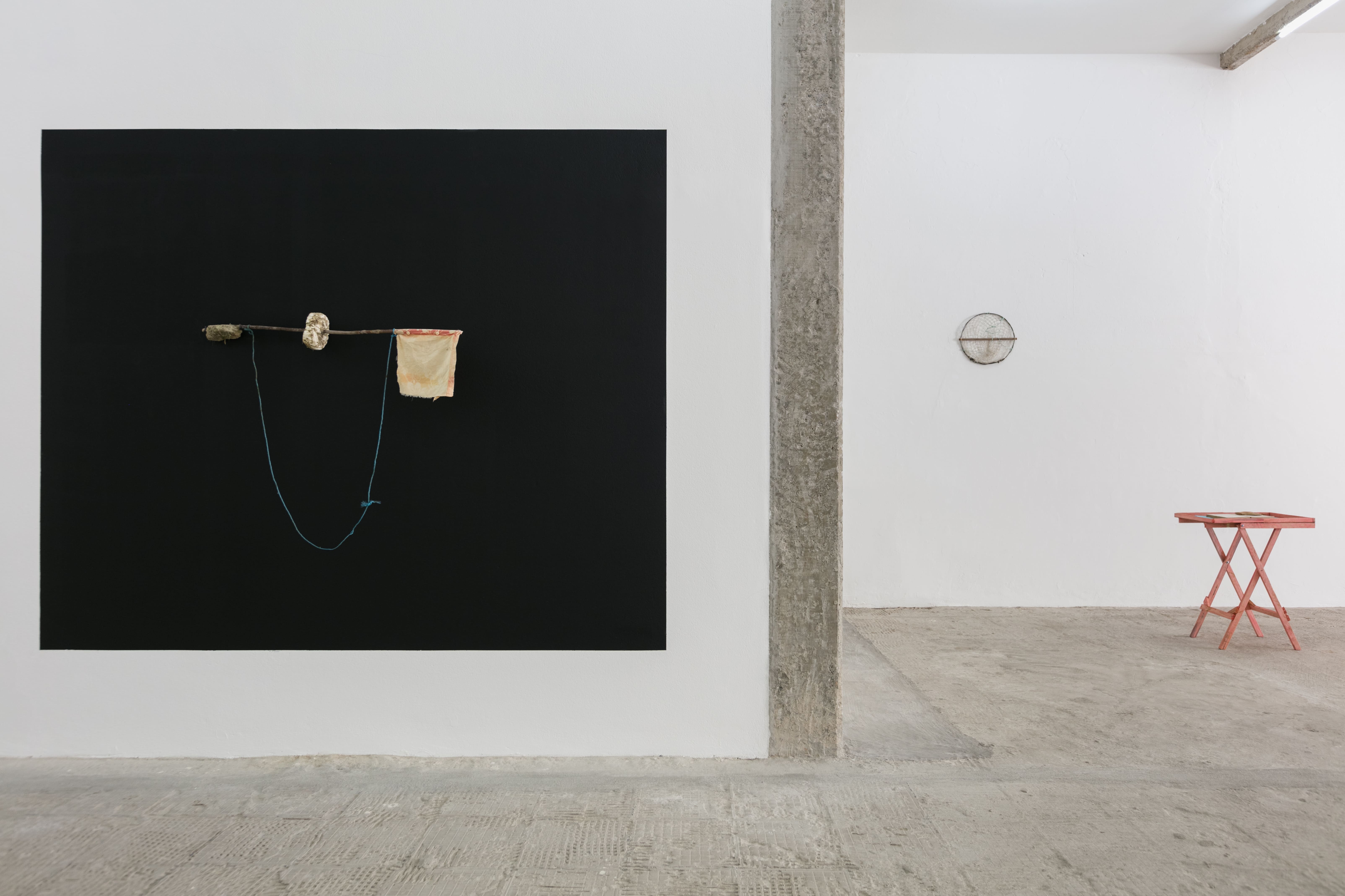 Objeto Encontrado #1 2018 madeira, tecido, pedra, isopor, corda, algas e musgos sobre quadro negro (sinalizador encontrado em Icapuí/CE) Ed.: unique 200 x 240 x 17 cm