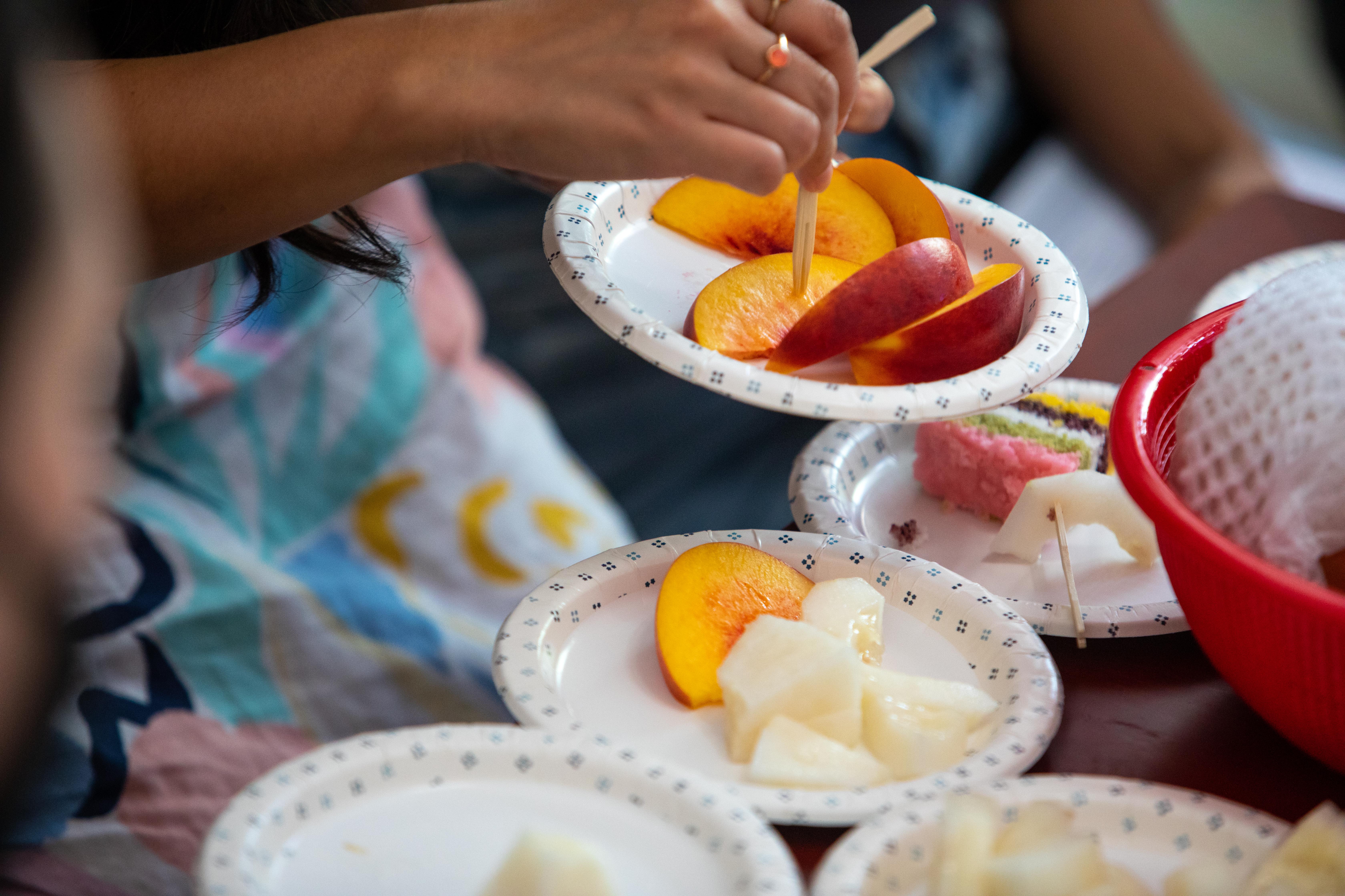 cut fruit circle+organizing 101 workshop: photo by mariah miranda/transformer gallery