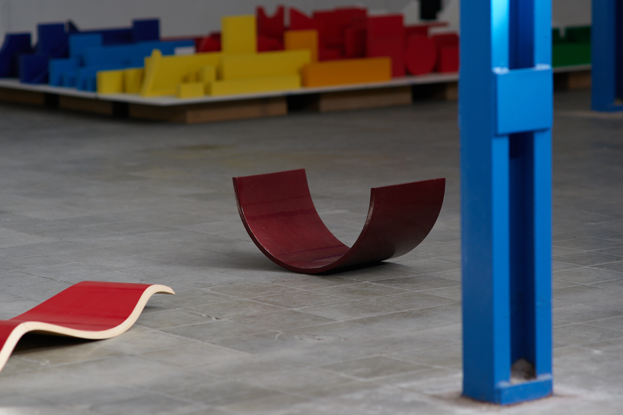 Rojo (Seat), 1984-2018. Madera moldeada pintada con pintura metalizada.