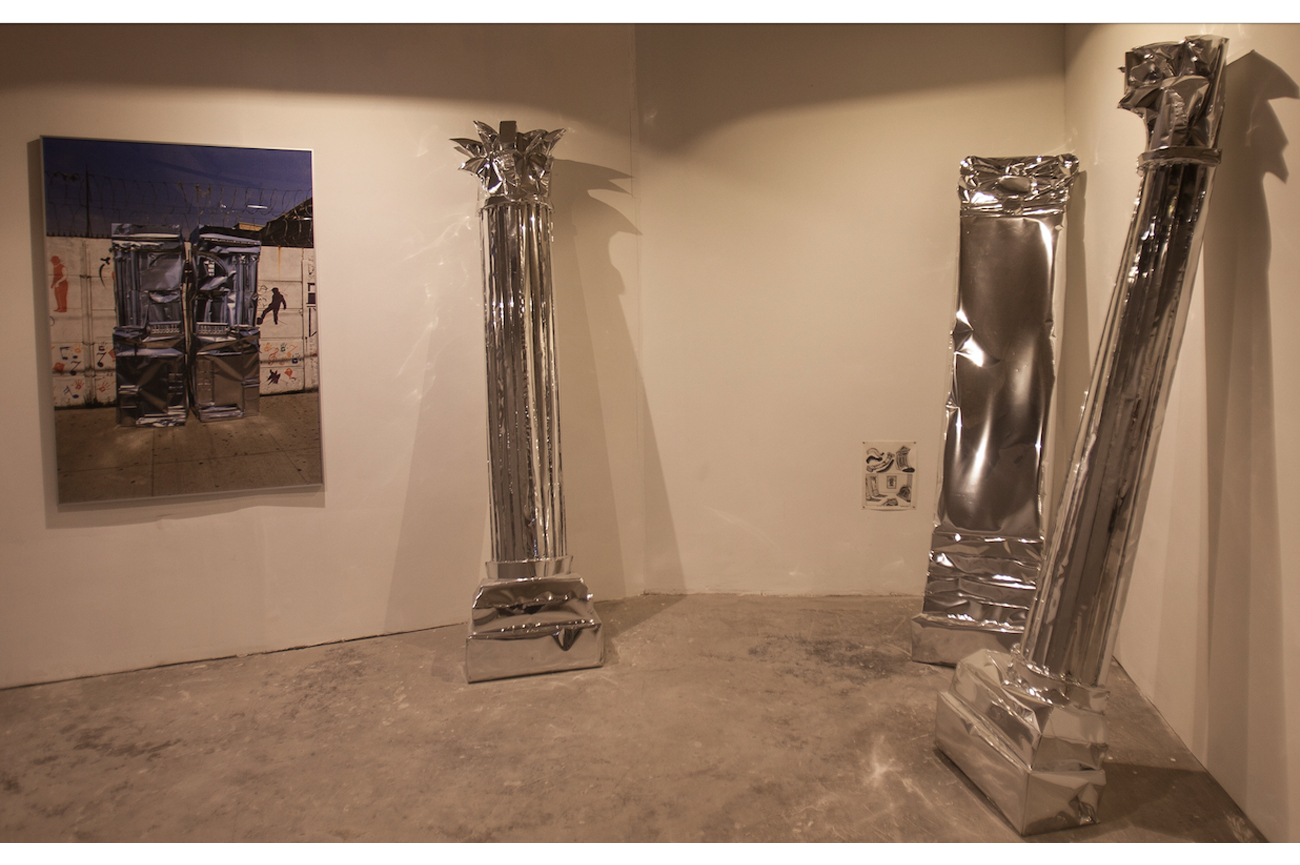 Pilar QuinterosEl teatro de la victoria, 2017Modelos de mica metalizada, fotografía análoga ampliada, tres dibujos y videoVideo: 7'23"’’Fotografía: 140 x 110 cmDibujos: 35.5 x 28 cm c/uModelos: 250 x 50 x 50 cm c/u