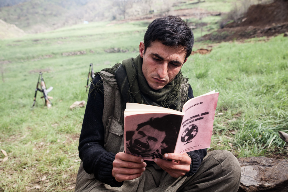 Qandil, kurdistan. Les livres de Abdullah Ocalan, le leader du pkk emprisonn&eacute; depuis 1999, isol&eacute; sur l&rsquo;&icirc;le turque de Imrali, constituent la base id&eacute;ologique du pkk. Ses membres doivent en apprendre les principes et notions.