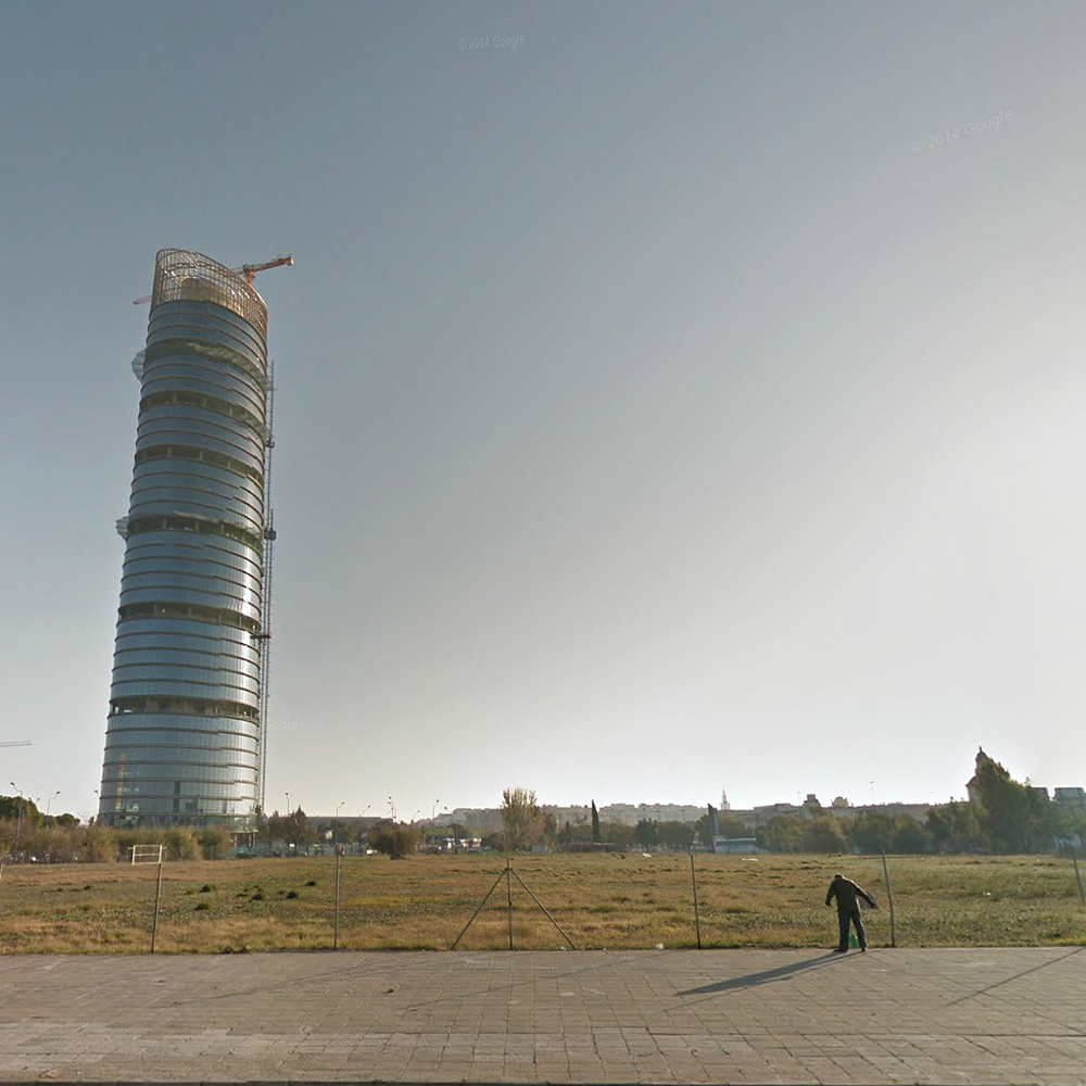 Fotografía territorio hombre agarrado a una valla Torre Pelli Sevilla