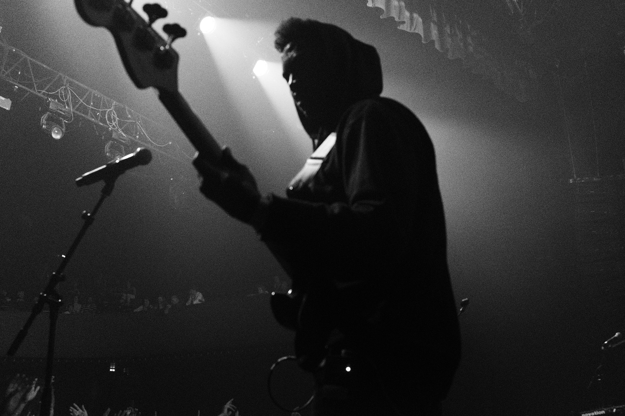 Philippe Sarfati-live-music-photography-photographer-street-documentary-silhouette-bass-player-hoodie-bataclan-paris-france-mic