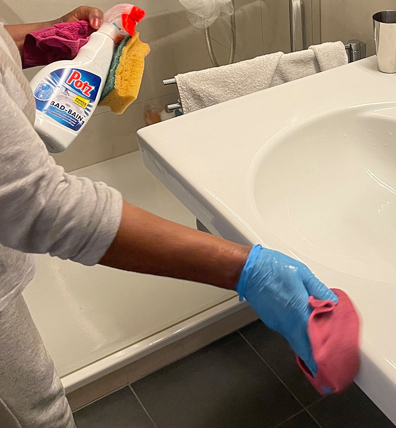 Beginnen tut Comfort immer mit dem Bad. Es sei ihre liebste Arbeit, weil es auf kleiner Fl&auml;che viel zu tun gebe. 