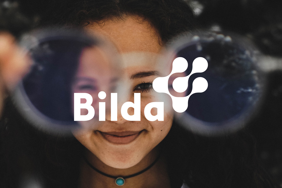 Bilda Studieförbundet Bilda finns i hela landet och består av många olika studiecirklar, kurser och verksamheter. Det är mycket som ska kommuniceras! Small World fick det roliga och utmanande uppdraget att ta fram en ny grafisk profil för Bilda och en digital verktygslåda, i vilken alla skulle kunna skapa snyggt material. Resultatet blev färgstarkt och kontrastrik, och precis som Bilda – initiativrikt, utvecklande och fullt av möten.