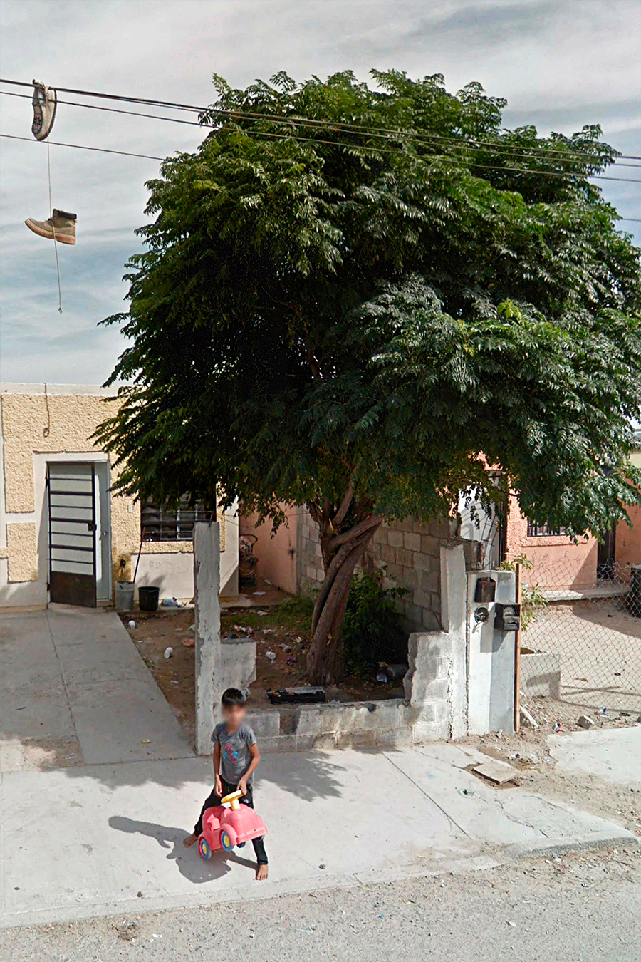 2618 Valle de la Pascua. Christopher Raymundo Márquez Mora fue asesinado por un grupo de menores en Chihuahua.  Después de leer una nota de Urbánika, un estudio de arquitectura en la capital del estado, donde comentaban cómo la planeación urbana influye en el desarrollo social y por ende, ayuda a disminuir la violencia, los contacté para que me ayudaran a diseñar una galería de arte dentro de una caja de remolque que funcionó de 2016 a 2018, se llamaba Proyectos Impala.