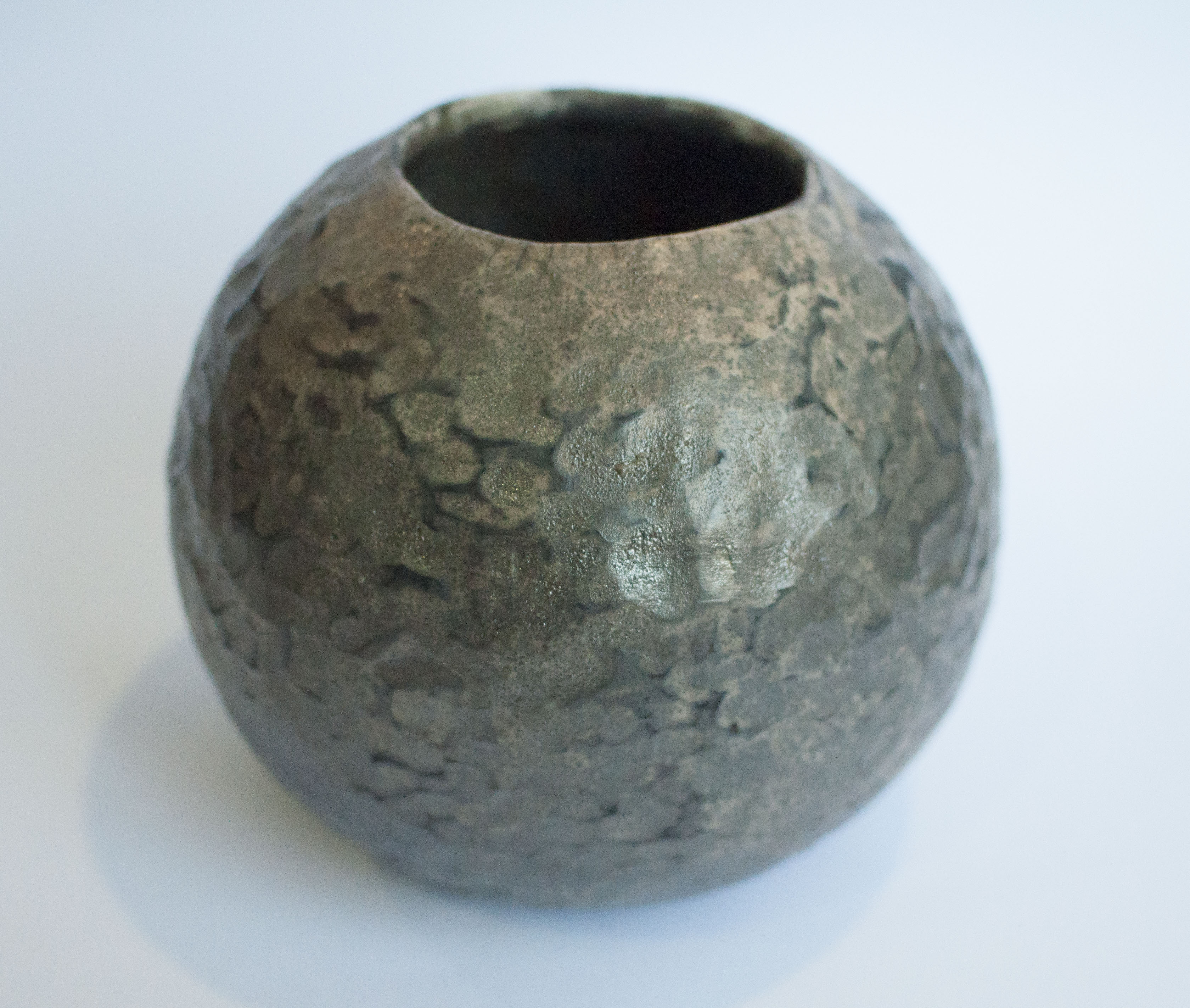 Moons. Low temperature ceramics. Hand made with rolls. Raku firing with horse hair. Bogot&aacute; 2019