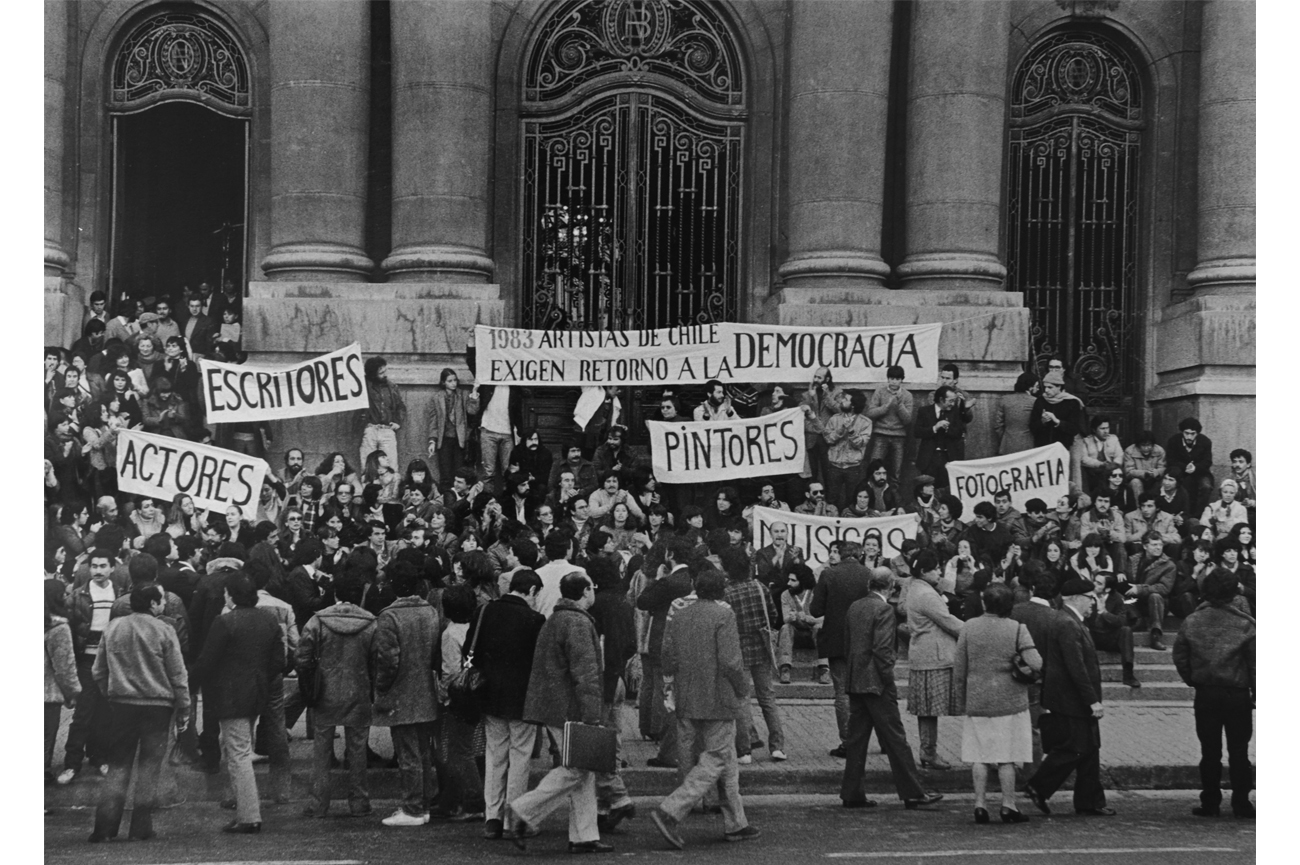 Álvaro HoppeBiblioteca Nacional, Artistas por la Democracia, 1983/2000Film black and white photograph, fiber paper copy31 x 37.5 cm