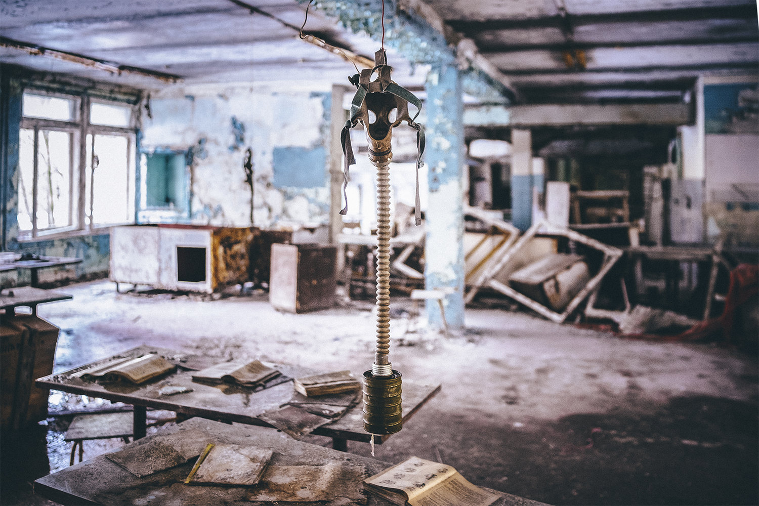 Foto máscaras colgadas abandonada Pripyat Chernobyl