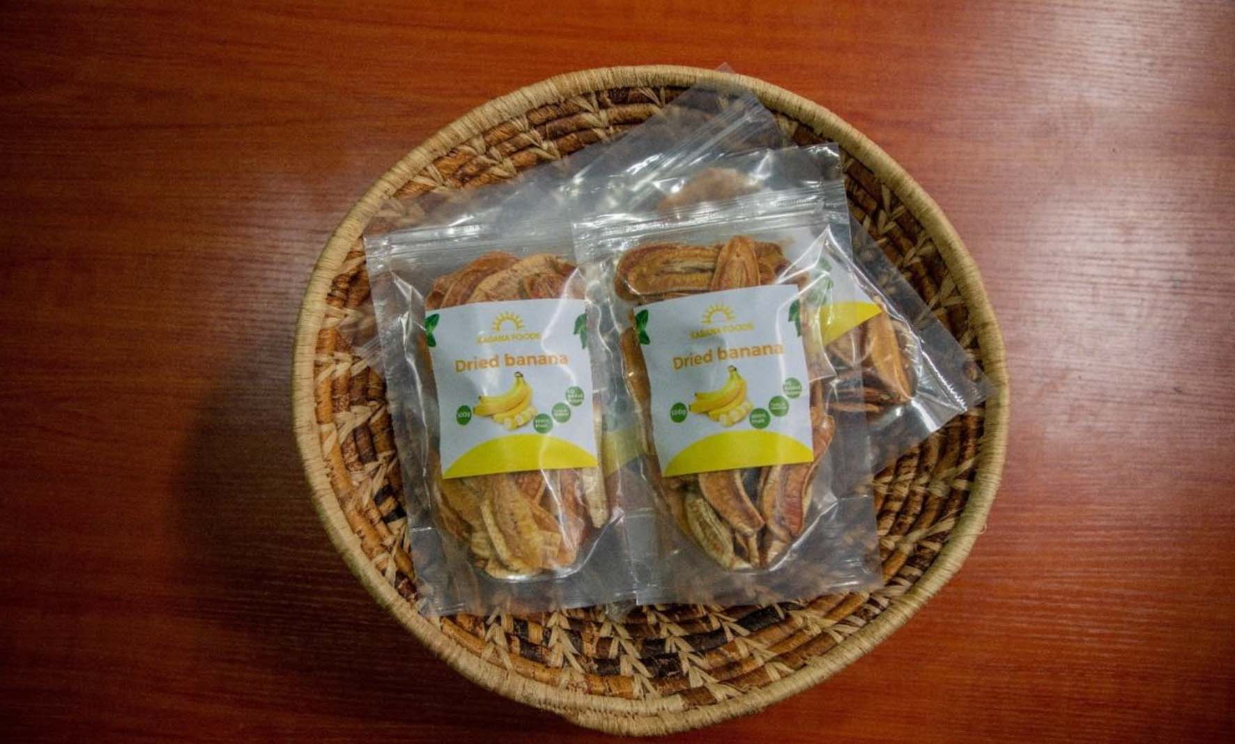 Tranches de bananes sucrées séchées, emballées avec le label Kasana Foods. Faridah transforme actuellement des ananas et des bananes, et aimerait élargir la gamme pour proposer d'autres fruits locaux ougandais.