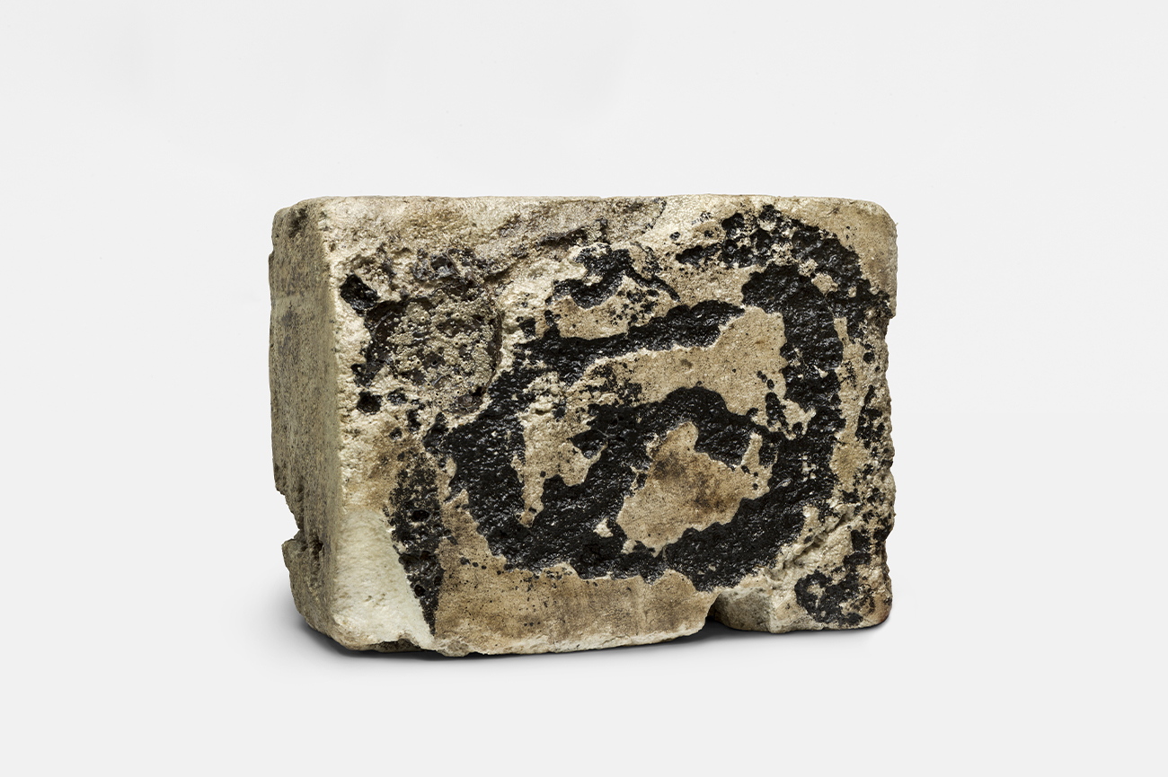 Paz LiraFragmento de trastocado silencio, 2012Bloque de poliuretano deteriorado por el mar140 x 75 x 50 cm