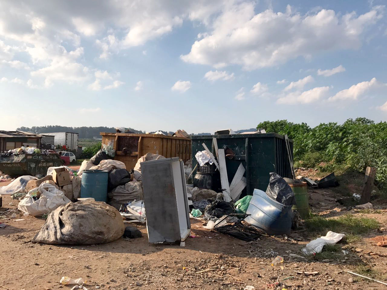 Terreno com lixo &ndash; Antes