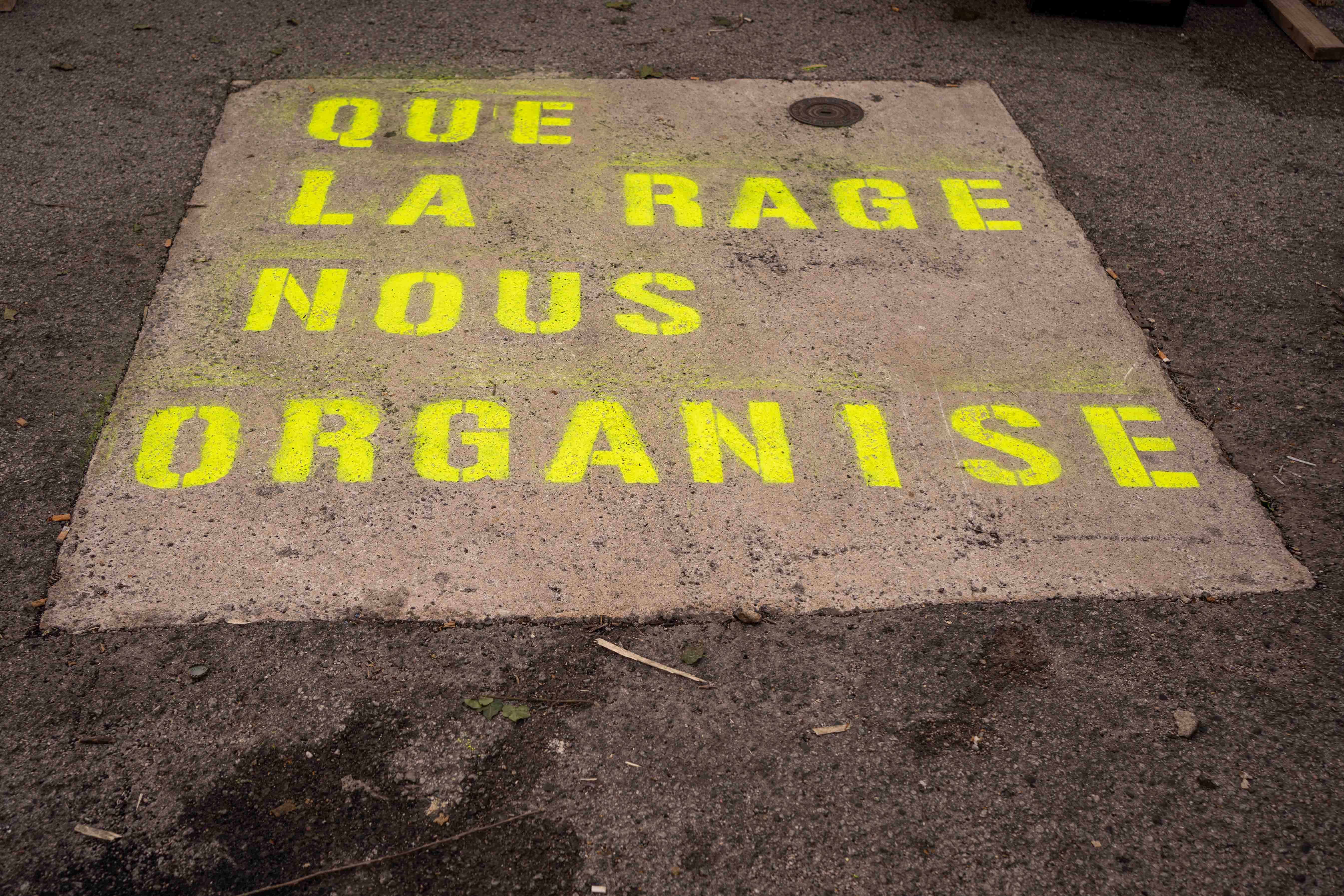 La lutte se dessine et ses membres s&rsquo;organisent. Le groupe de postiers d&eacute;cide d&rsquo;occuper la PPDC nuit et jour. En r&eacute;action au piquet de gr&egrave;ve, la Poste utilise un autre centre de distribution, &agrave; l&rsquo;ext&eacute;rieur de Perpignan. Le blocage durera 21 jours. N&eacute;anmoins, si les soutiens sont divers, peu de postiers rejoignent le mouvement. Sam est postier, syndiqu&eacute; &agrave; SUD. Depuis le d&eacute;but de la r&eacute;forme des retraites, il encha&icirc;ne les visites de bureau, sans grand succ&egrave;s&nbsp;: &laquo;&nbsp;c&rsquo;est un peu David contre Goliath, on est trop peu&nbsp;&raquo;.