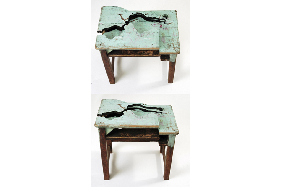 Alicia VillarrealPunta Delgada, de la serie: Grabar el territorio, 2009Pupitre intervenido, técnica mixta56 x 61,5 x 42,5 cm