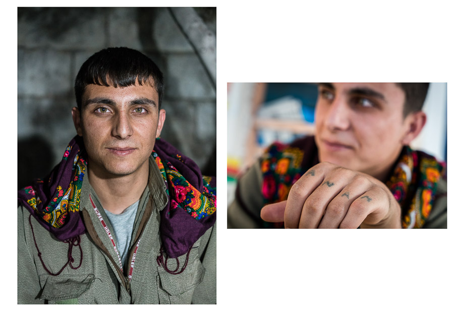Camp de Maxmur, Irak. Zerdest a rejoint la guerilla après la 1ère année d'université. Sa mère est allé en prison, son père aussi. Lui a préféré rejoindre les montagnes. Sa famille, qu'il n'avait pas revue depuis deux ans, est venu le visiter. Ils ont pu passer 3 jours ensembles, avant qu'il ne rejoigne la ligne de front contre daesh au Rojava. En prison, il a tatoué "ma mère" sur sa main.